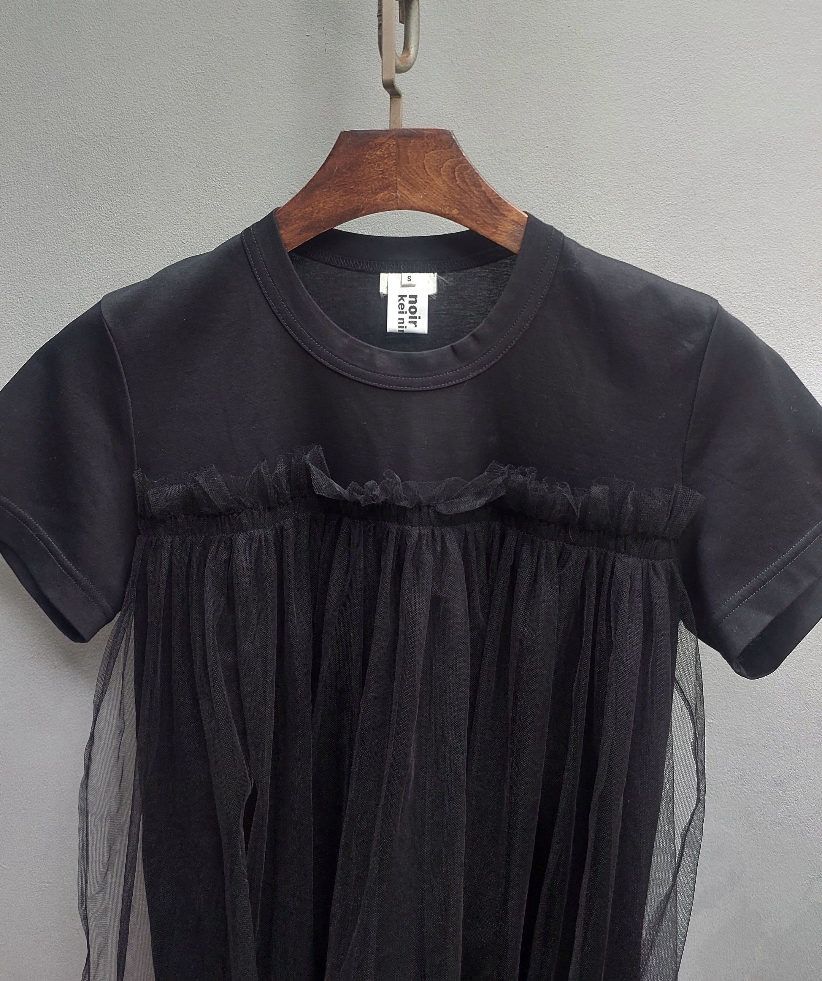 Noir Kei Ninomiya Noir Kei Ninomiya Cotton with sheer gathered tulle overlay Size S / US 4 / IT 40 - 7 Thumbnail