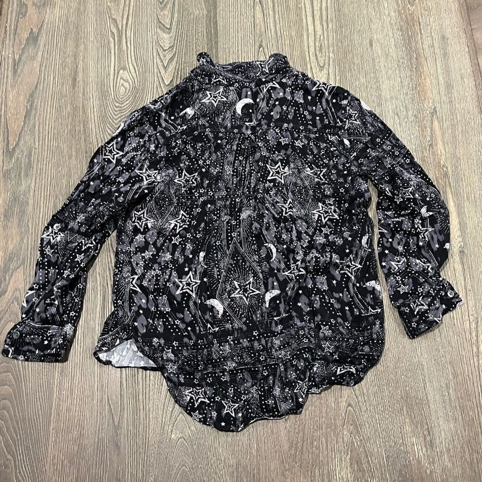 Rock & Republic Rock & Republic Button Up Shirt Celestial Stars Roll Tab M Size M / US 6-8 / IT 42-44 - 5 Thumbnail