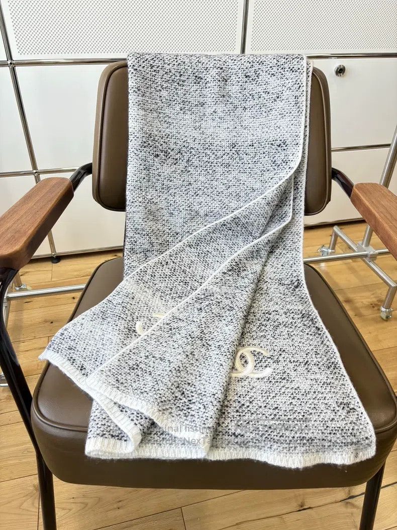Chanel Chanel Grey and white cashmere large logo knitted shawl sc Size ONE SIZE - 2 Thumbnail