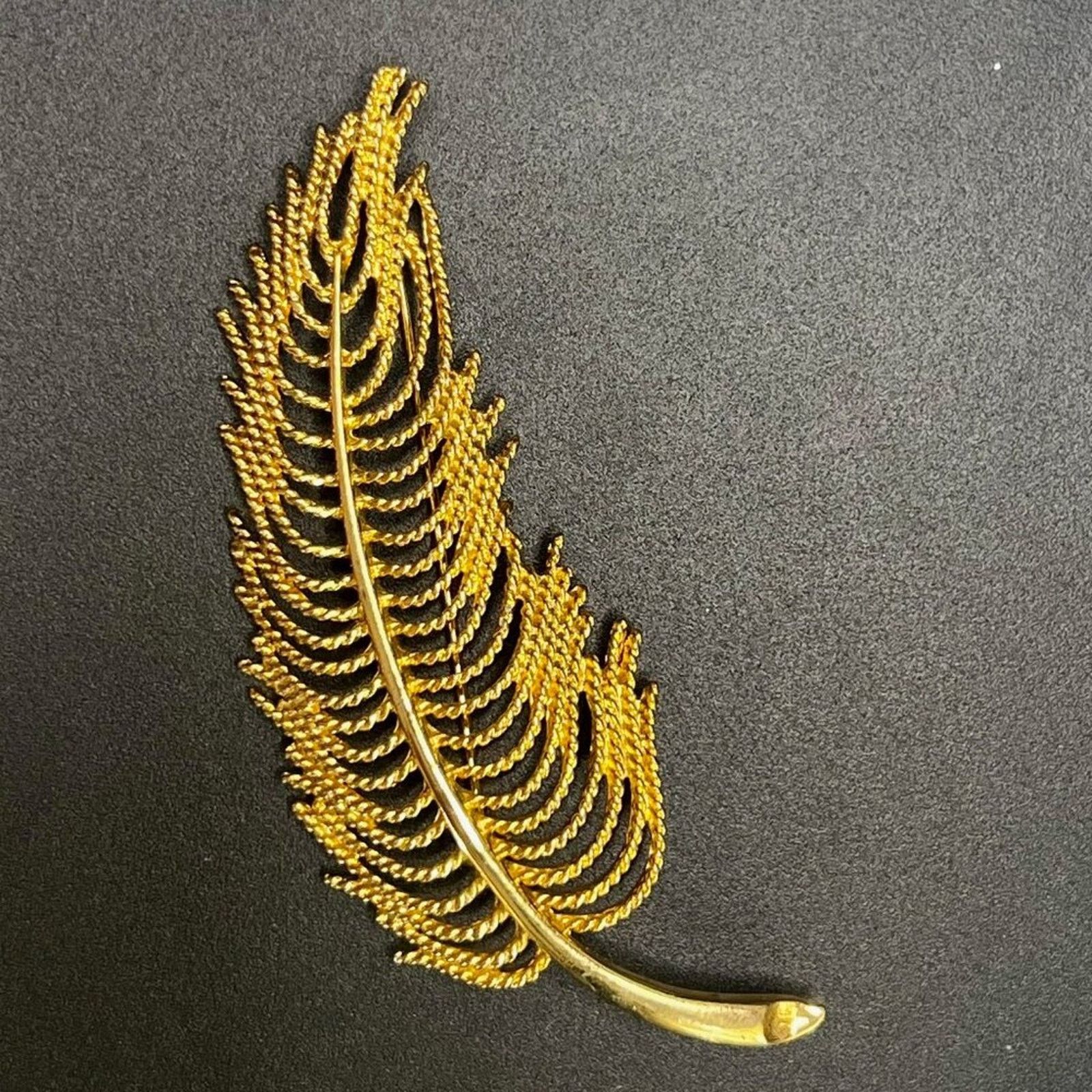 Monet Monet, Goldtone Twisted Feather, EC, 3.5 x 1.25”, gleams Size ONE SIZE - 1 Preview