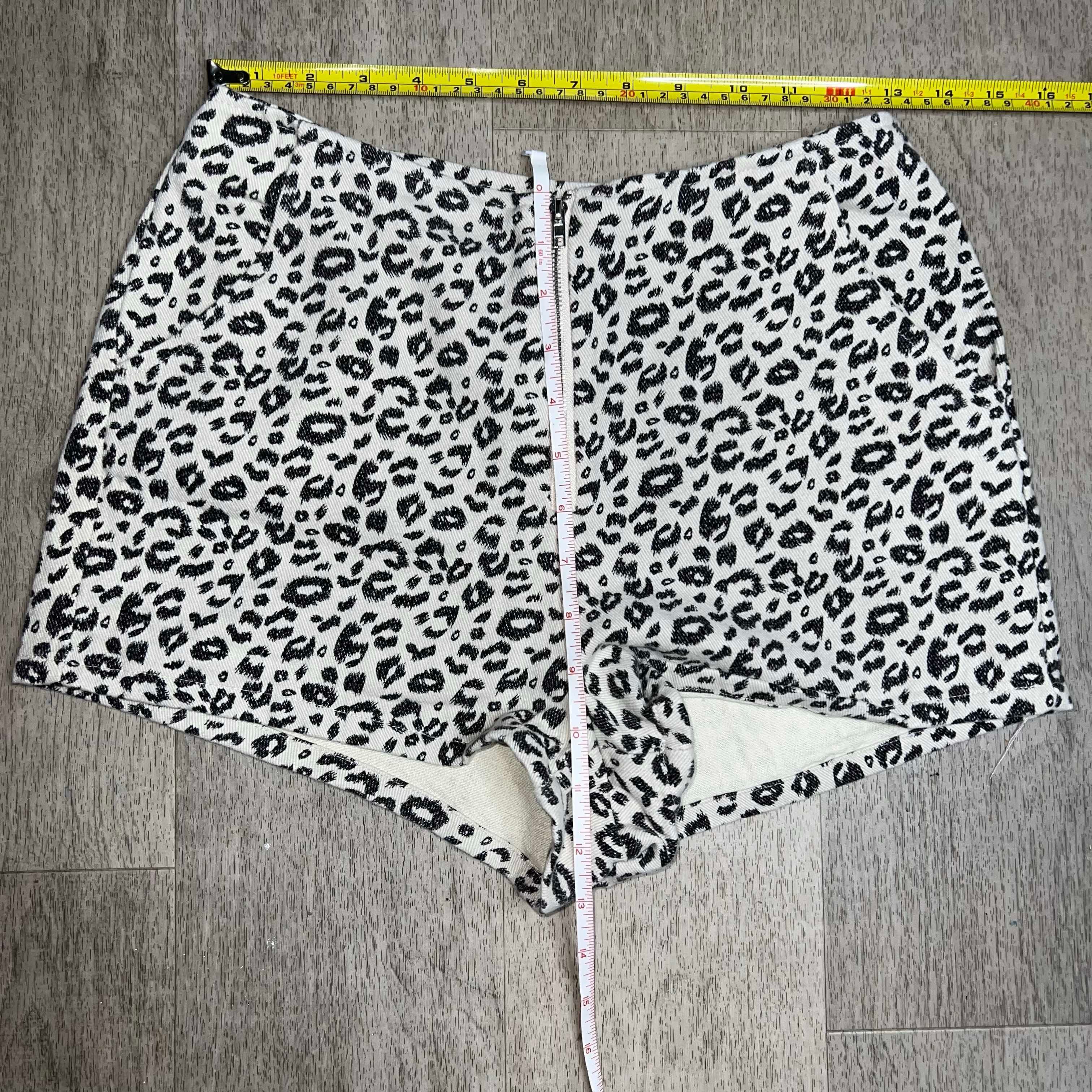 Free People Altar'd State, Front Zip Leopard Print Cream & Black Short Shorts Small Size 26" / US 2 / IT 38 - 4 Thumbnail