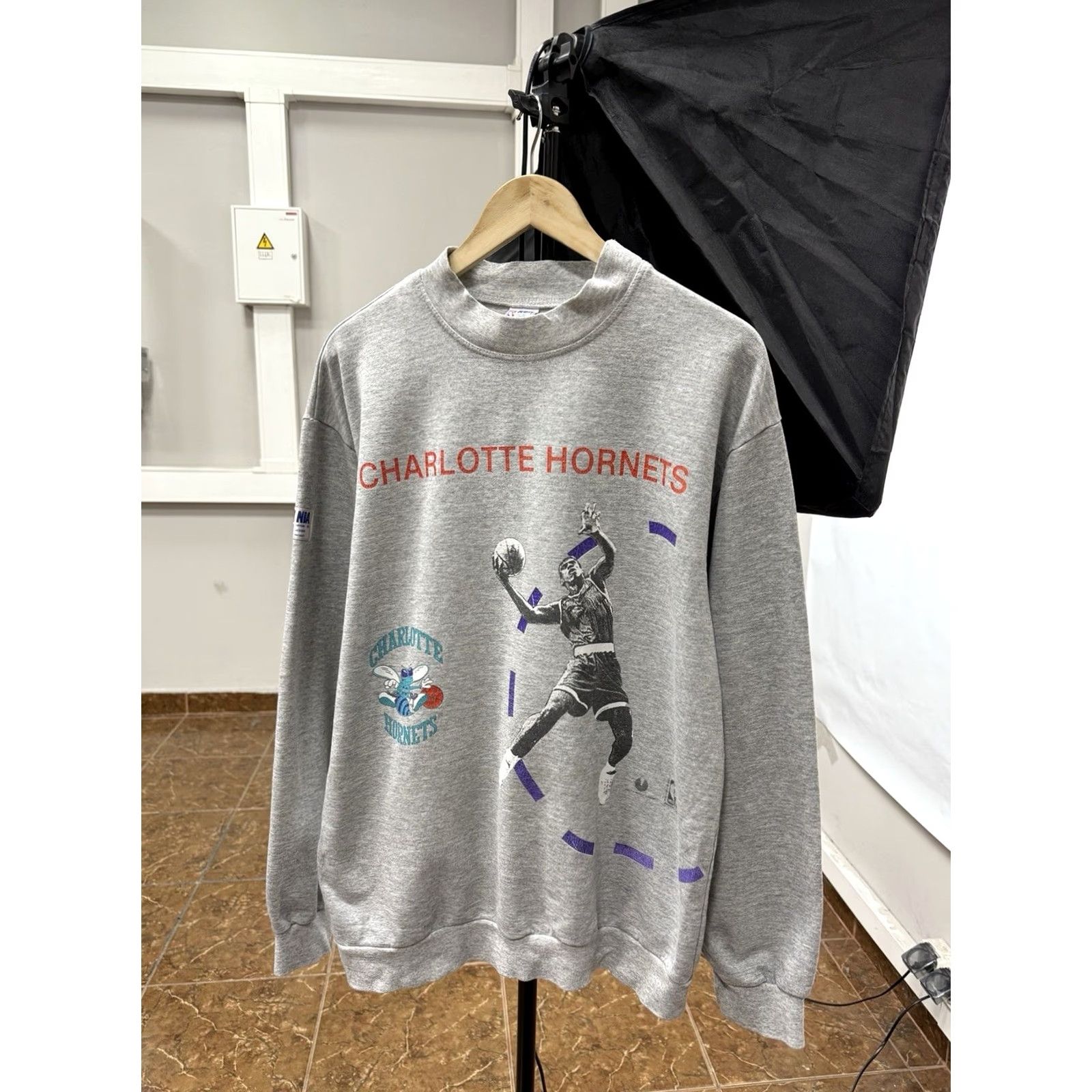 NBA VINTAGE 90s Charlotte Hornets Larry Johnson NBA Sweatshirt M Mens Gray Pullover Sweatshirt Size US S / EU 44-46 / 1 - 2 Thumbnail