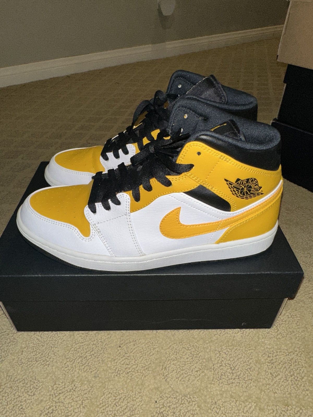 Jordan Brand × Nike Air Jordan 1 mid “university gold” Size US 10.5 / EU 43-44 - 2 Thumbnail
