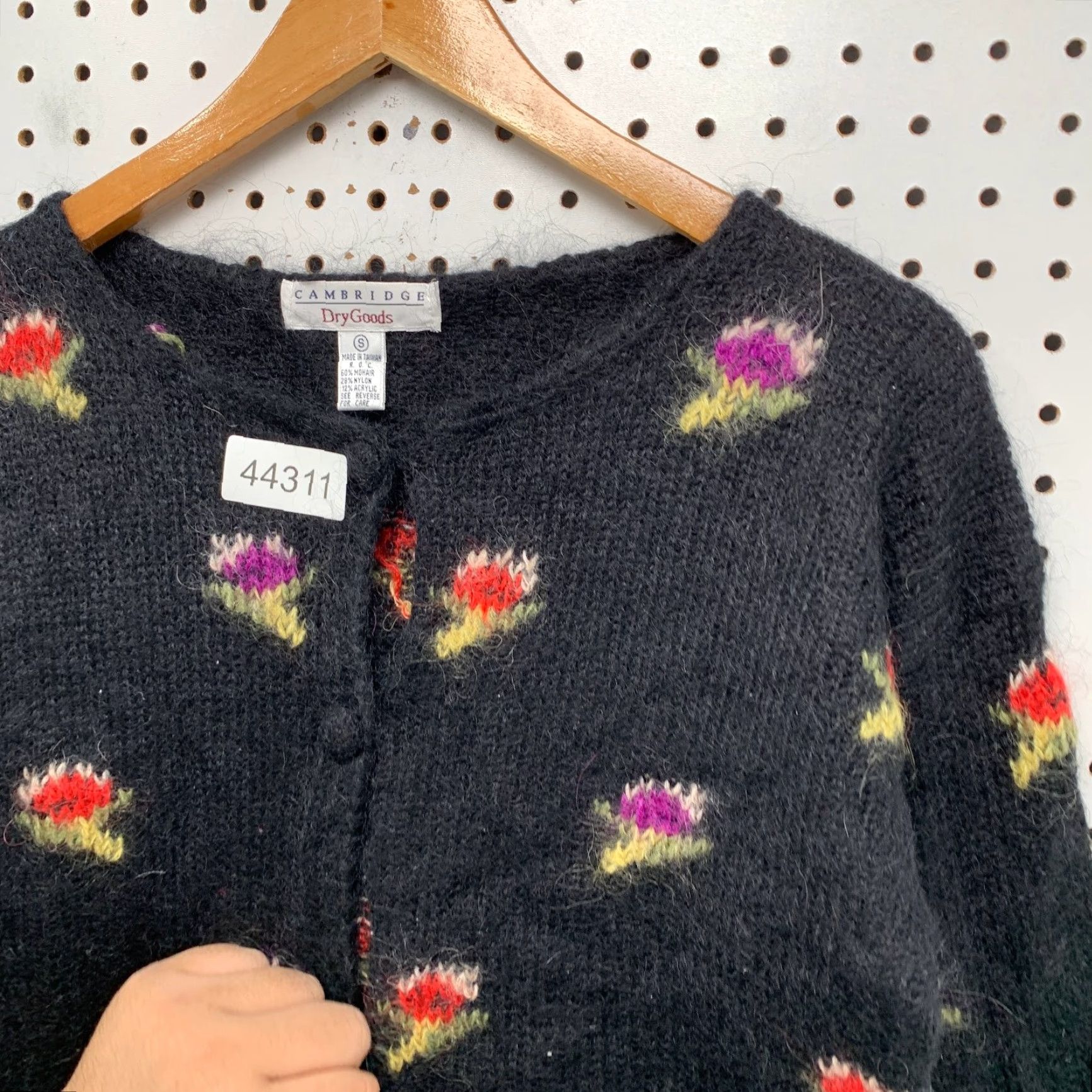 Vintage VINTAGE Cambridge Mohair Floral Cardigan Womens S Black Flower Taiwan Size S / US 4 / IT 40 - 5 Thumbnail