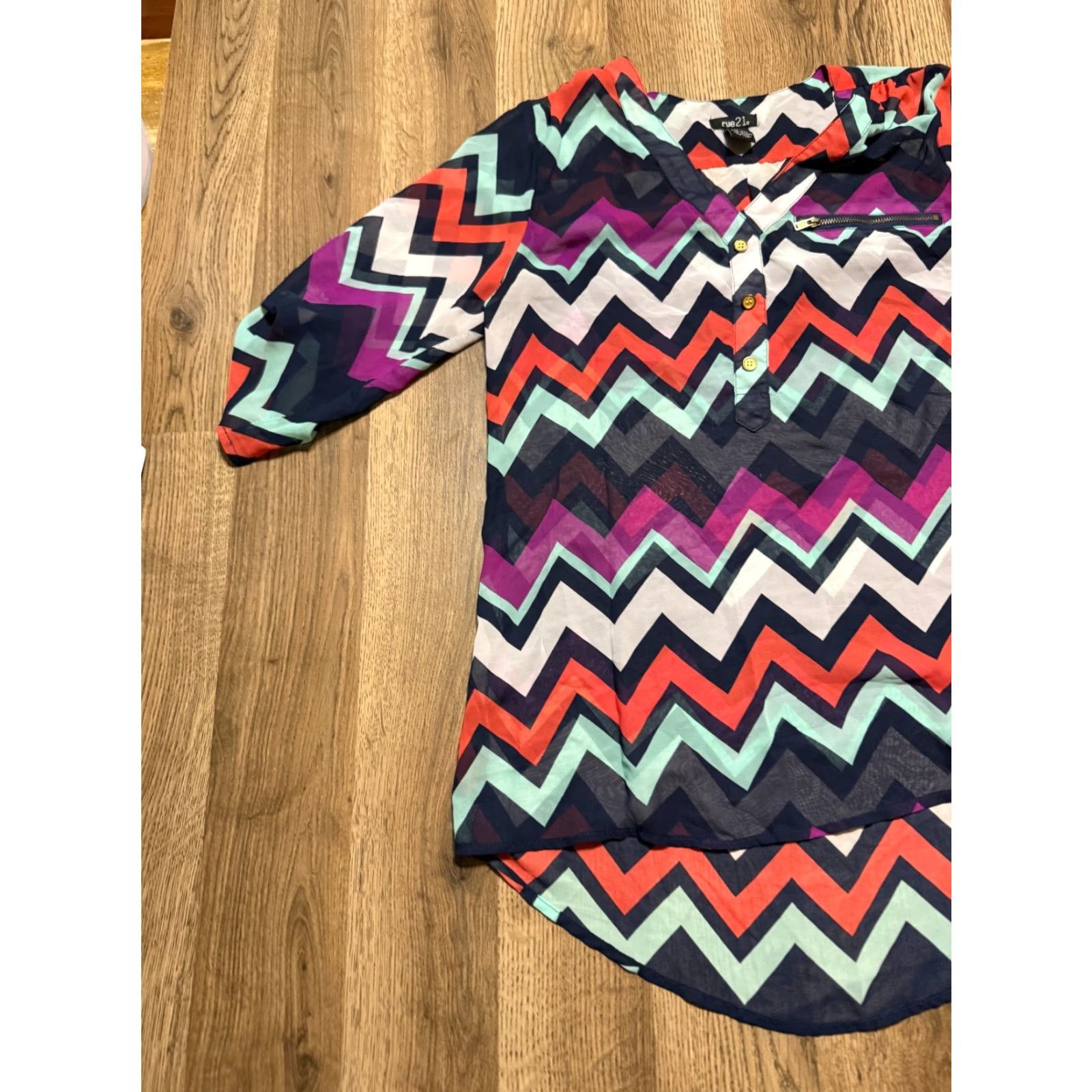 Vintage Rue21 Shirt Women's Medium Purple V-neck 3/4 Sleeve Solid Polyester Casual Fall Spring Summer White Green Blue Red Size M / US 6-8 / IT 42-44 - 3 Thumbnail