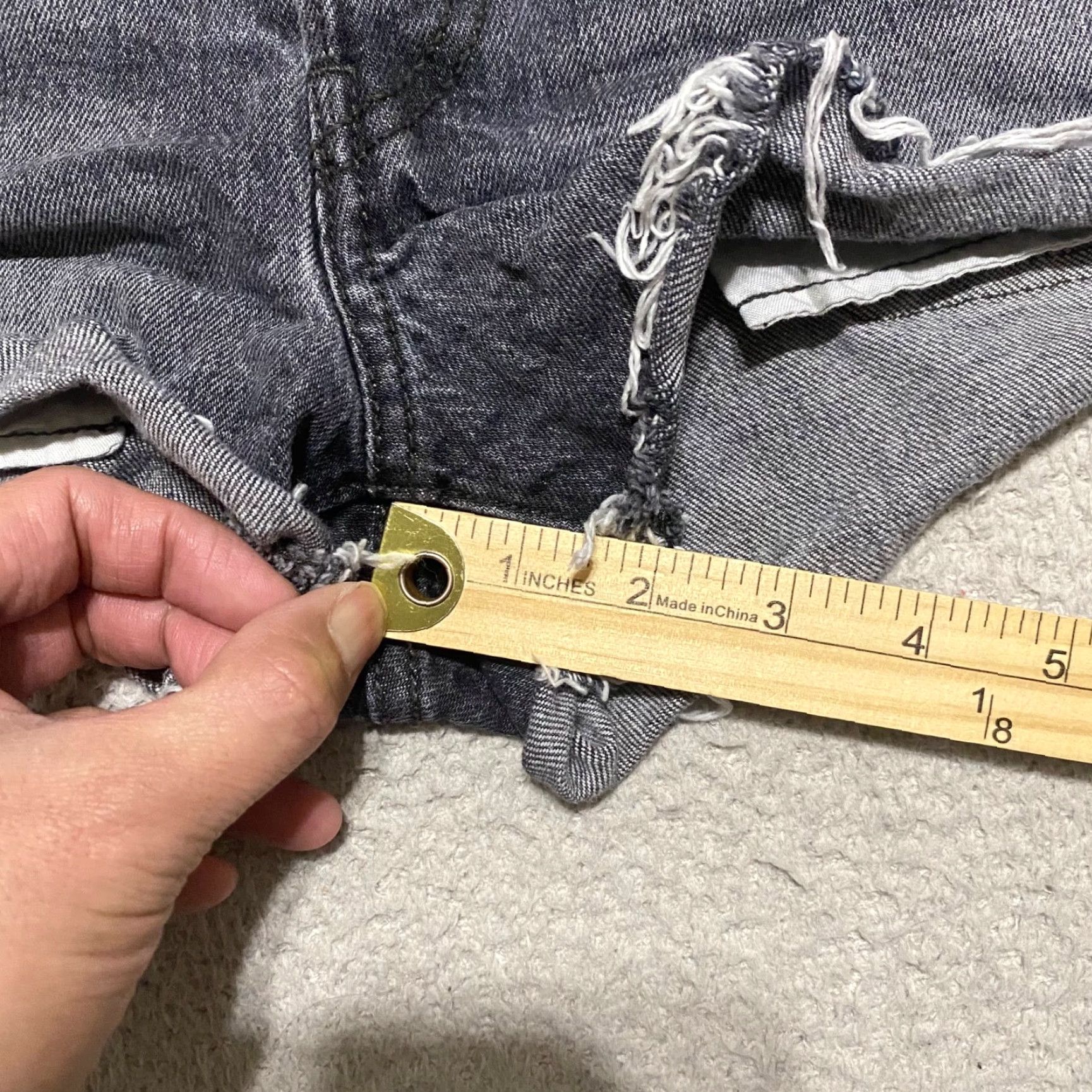 Levi's Levi's 501 Womens 25 Gray Denim Medium Wash Cut-Off Shorts Inseam 2" Vintage No Size 42" / US 20 - 5 Thumbnail