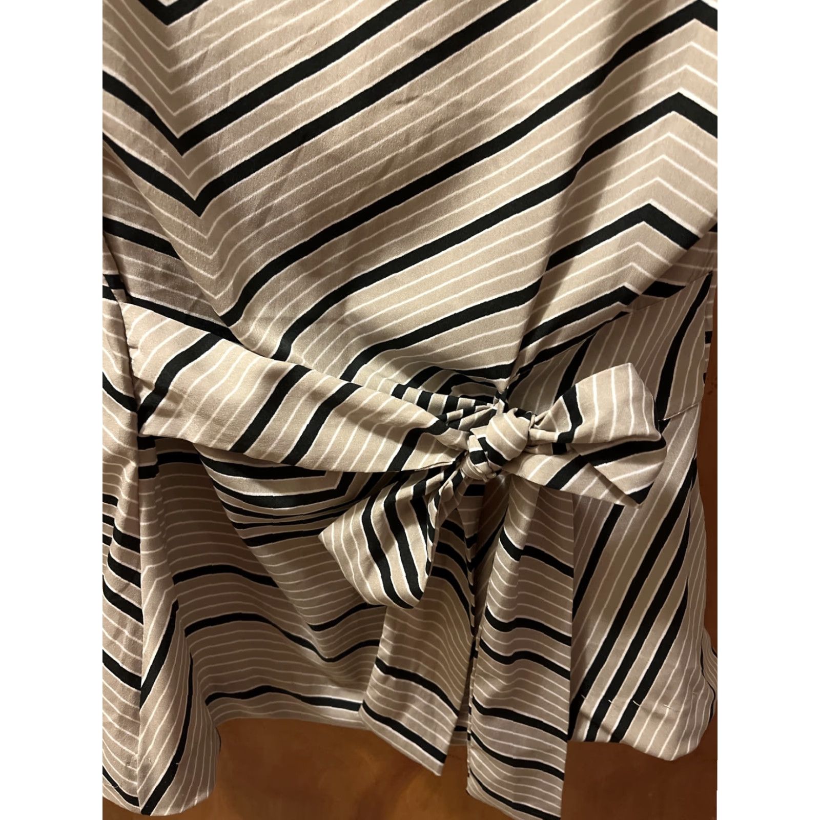 Banana Republic Banana Republic Womens Small Tie In Front Scarves Beige & Black Stripe Blouse Size S / US 4 / IT 40 - 3 Thumbnail
