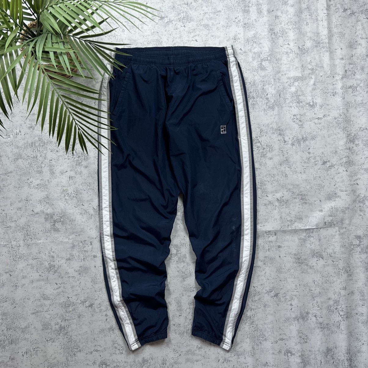 Nike 00s NIKE RETRO LOGO VINTAGE Y2K PARACHUTE GORPCORE PANTS Size US 32 / EU 48 - 1 Thumbnail