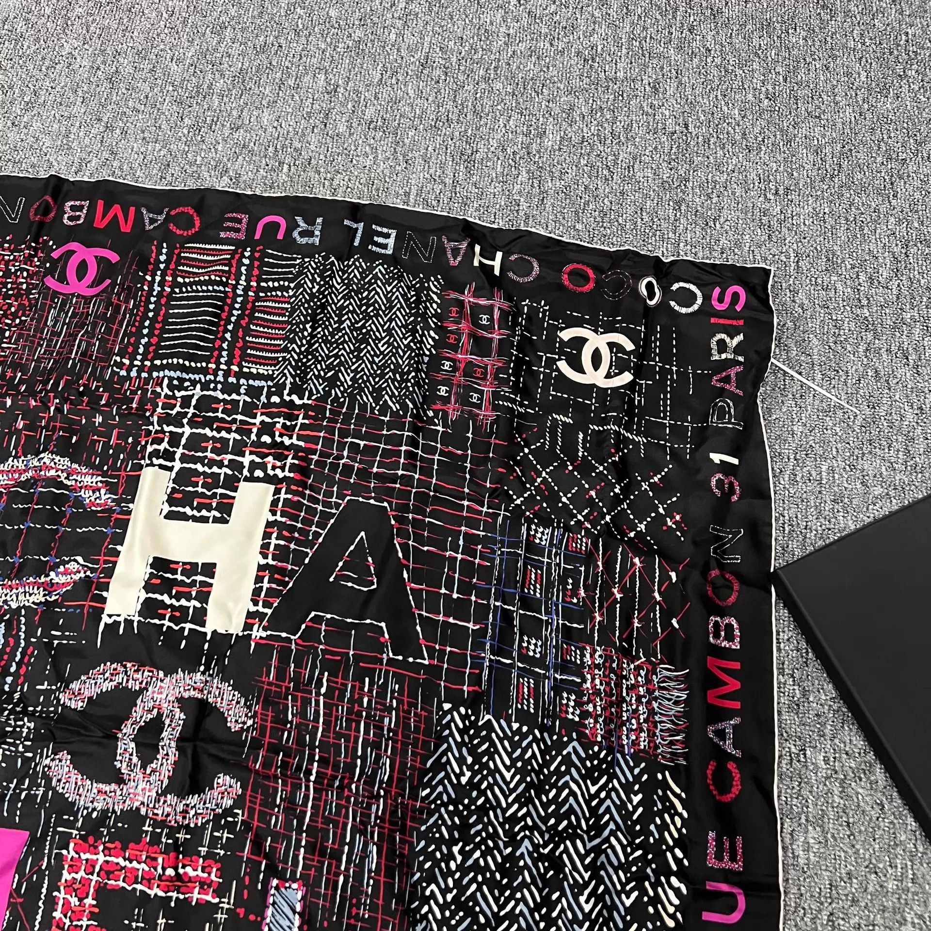 Chanel Chanel 31 Rue Cambon Colorful CC Scarf 90x90 99 New Size ONE SIZE - 2 Thumbnail