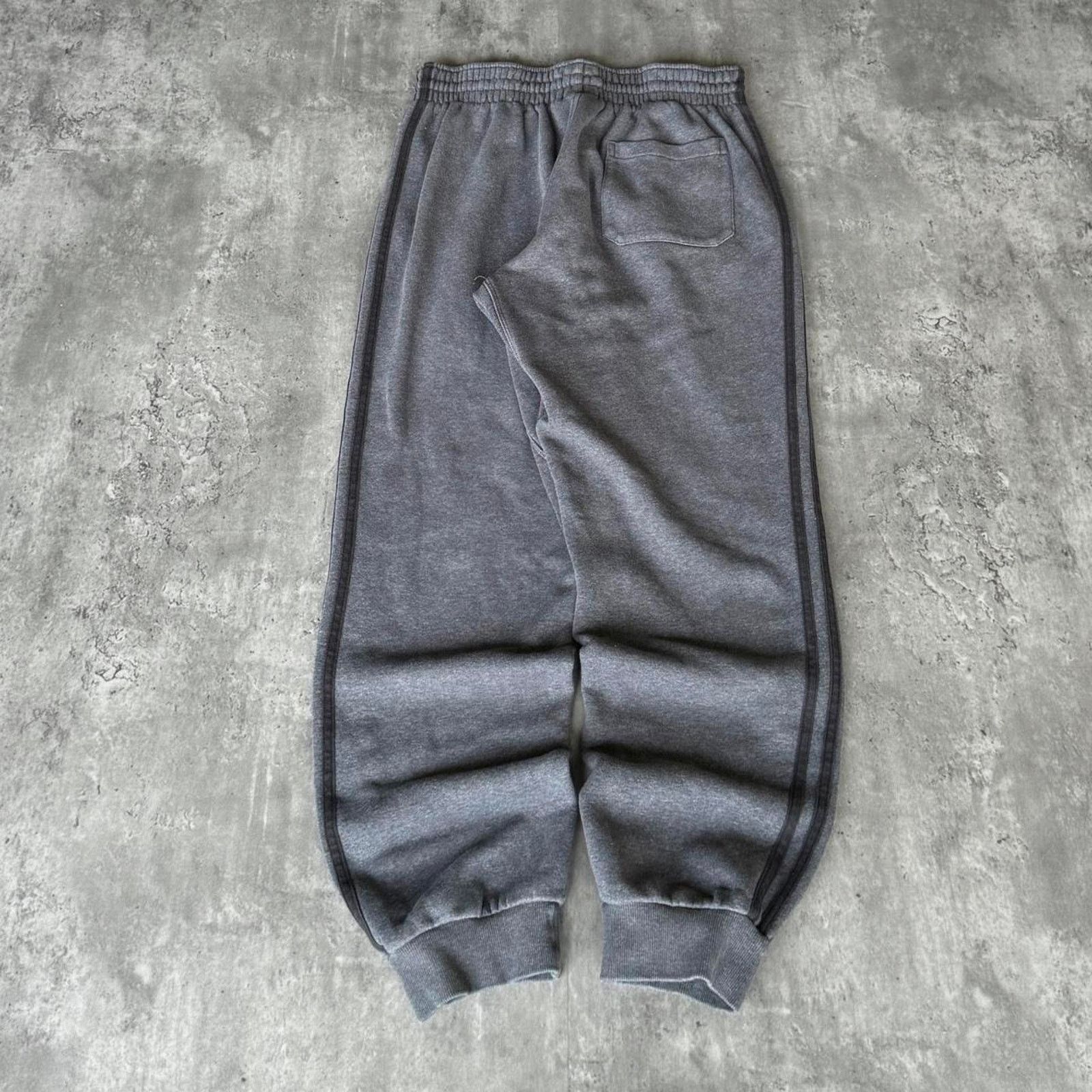 Adidas × Vintage Vintage Y2K Adidas Grey Embroidered Grunge Opium Sweatpants Size US 30 / EU 46 - 2 Thumbnail