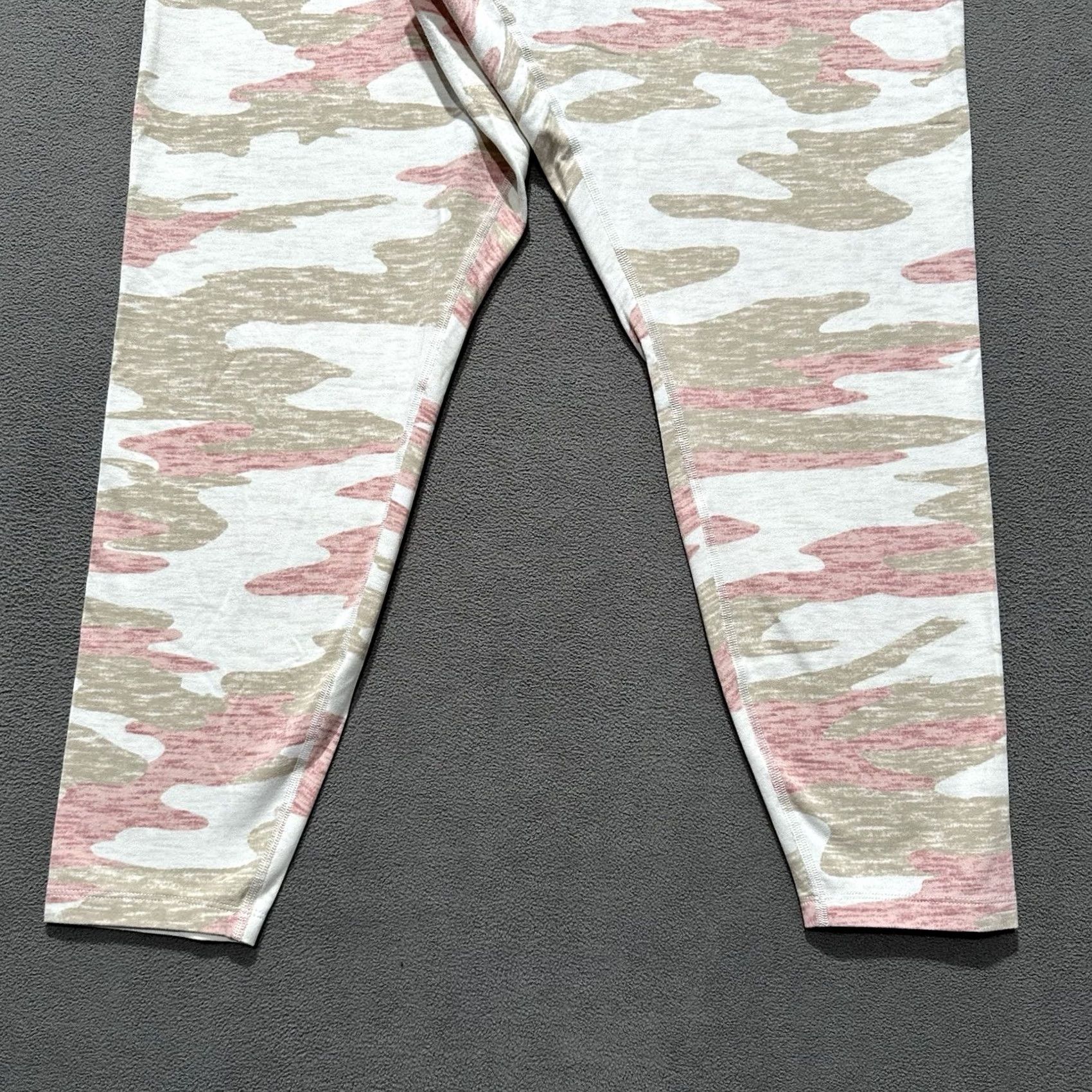 Old Navy Old Navy Active Pants Womens 2XL Pink Camouflage Go-Dry EUC Leggings Size 40" / US 18 - 5 Thumbnail