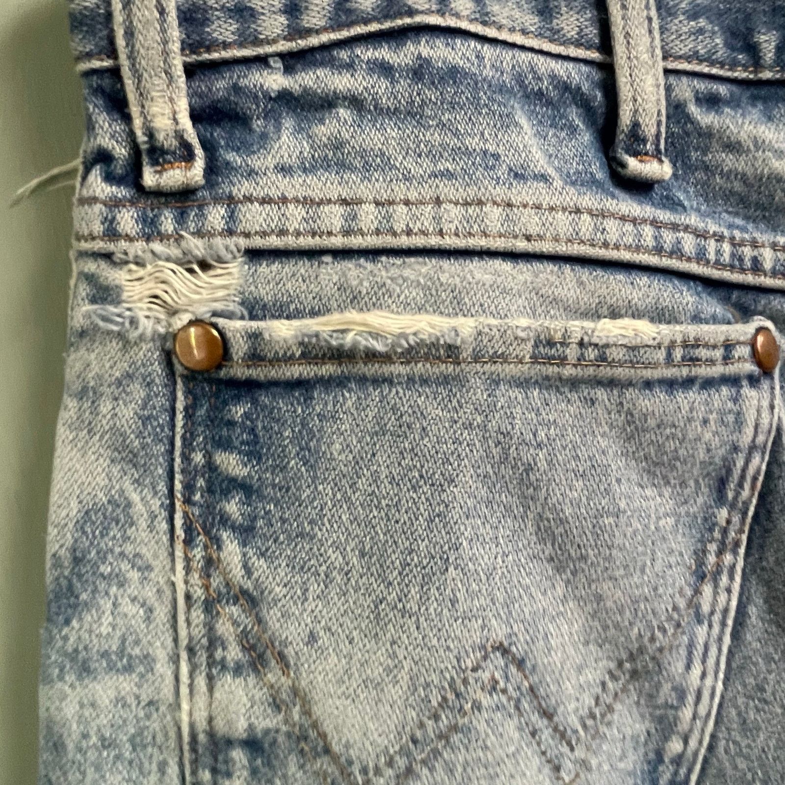 Wrangler Wrangler Light Wash Distressed Jeans 35x36 Thrashed Size US 35 - 9 Thumbnail