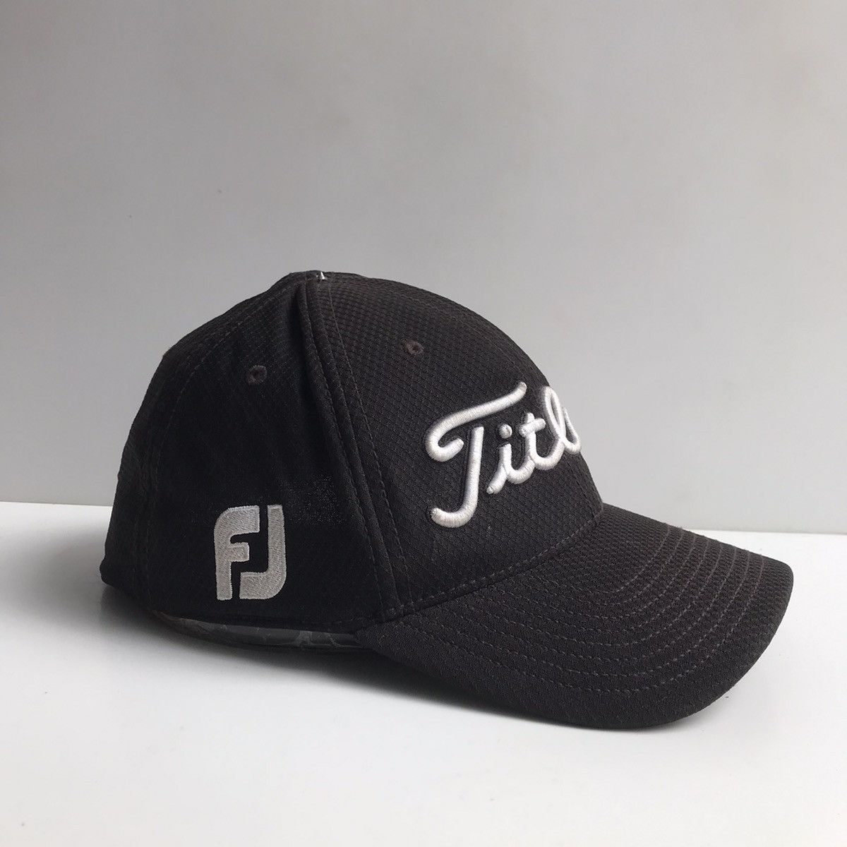 Titleist Titleist Golf Black Cap Pro V1 Velcro back adjusted Size ONE SIZE - 7 Thumbnail