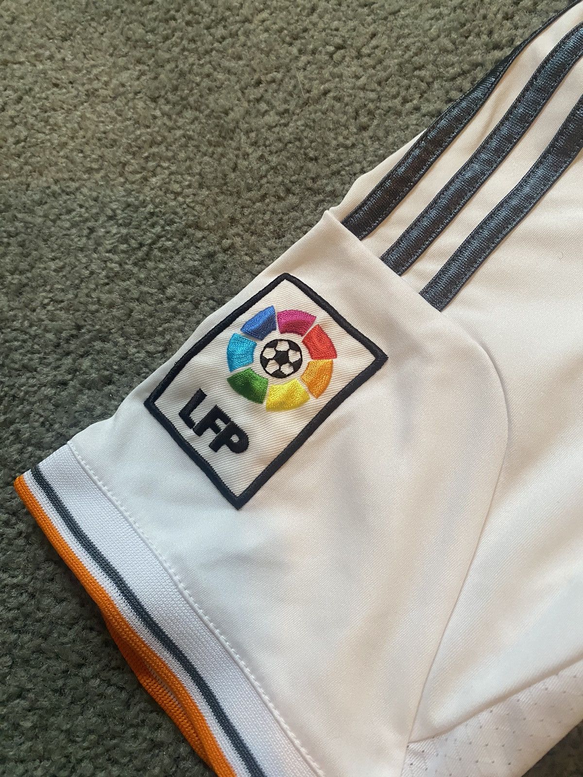 Vintage Vintage Real Madrid Ozil Player Jersey Size US M / EU 48-50 / 2 - 9 Thumbnail