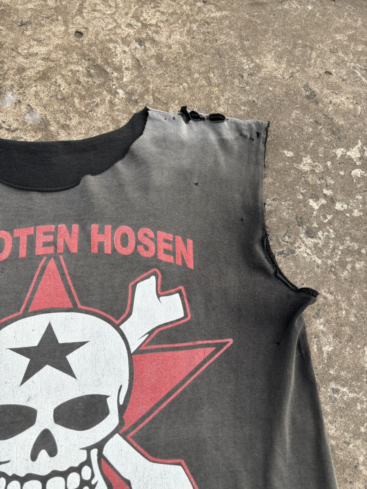 Vintage Trashed Faded Cropped Die Toten Hosen Skull Tank Top Size US L / EU 52-54 / 3 - 4 Thumbnail