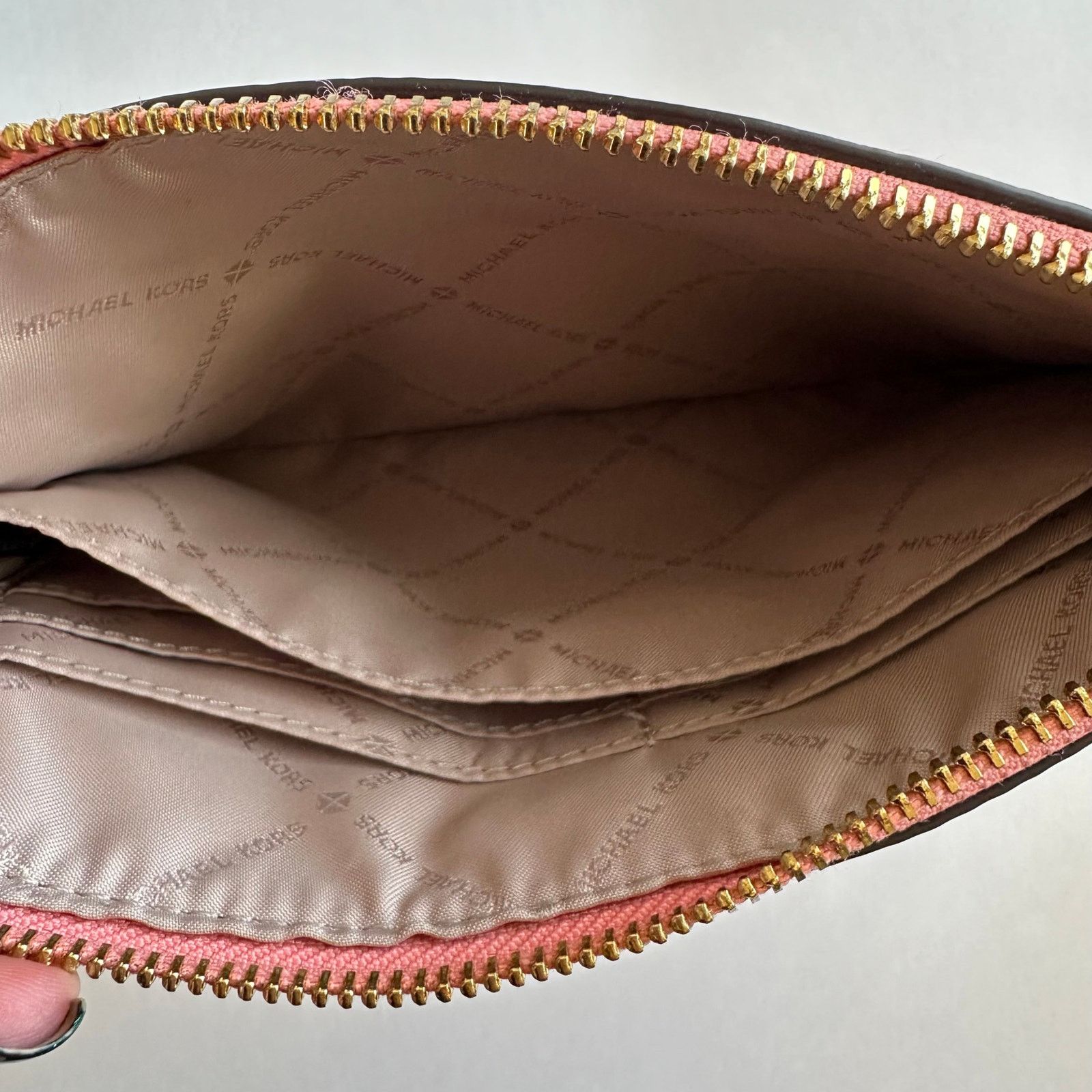 Michael Kors NWOT MICHAEL KORS Light Pink Leather Wristlet Clutch Size ONE SIZE - 8 Thumbnail