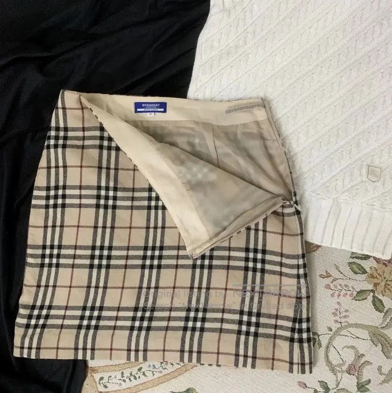 Burberry Burberry Short Wool Plaid Skirt in Khaki. Size 27" / US 4 / IT 40 - 3 Thumbnail