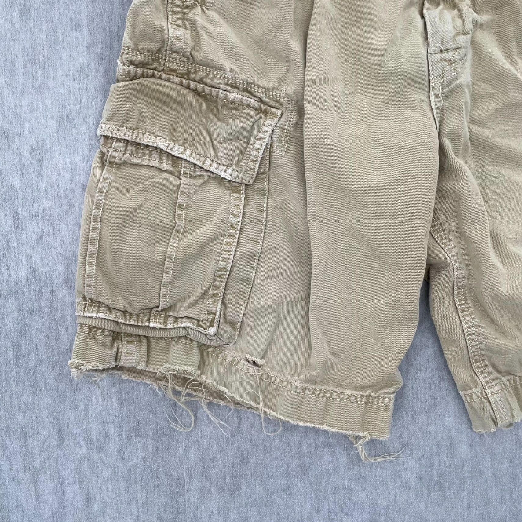 American Eagle Outfitters VINTAGE American Eagle Cargo Shorts Mens 33 Tan Cotton Utility Pockets 2000s Casual Size US 33 - 3 Thumbnail