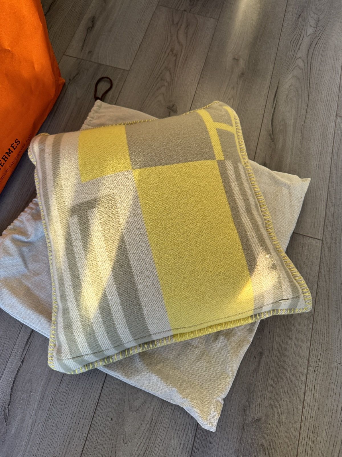 Hermes Brand new Hermes Avalon Pillow in Yellow Size ONE SIZE - 4 Thumbnail