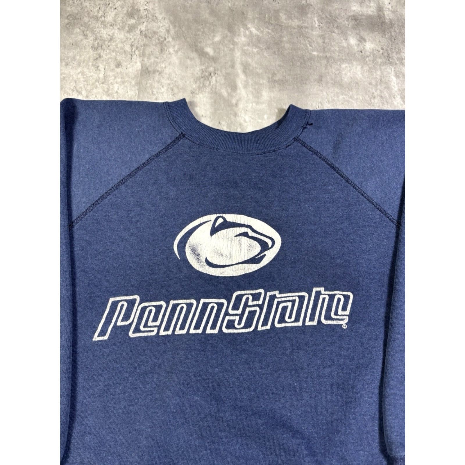 Penn VINTAGE Penn State Blue Raglin Pullover Sweatshirt Crewneck M Navy Blue University 80s 90s Graphic Print Mens Size US M / EU 48-50 / 2 - 3 Thumbnail