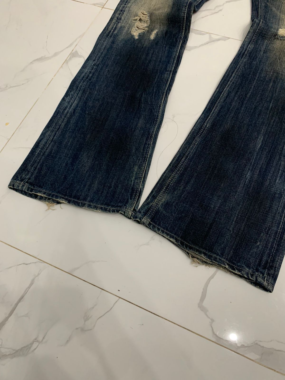 GOSTAR DE FUGA GOSTAR DE FUGA DISTRESSED FLARED JEANS Size US 31 - 6 Thumbnail