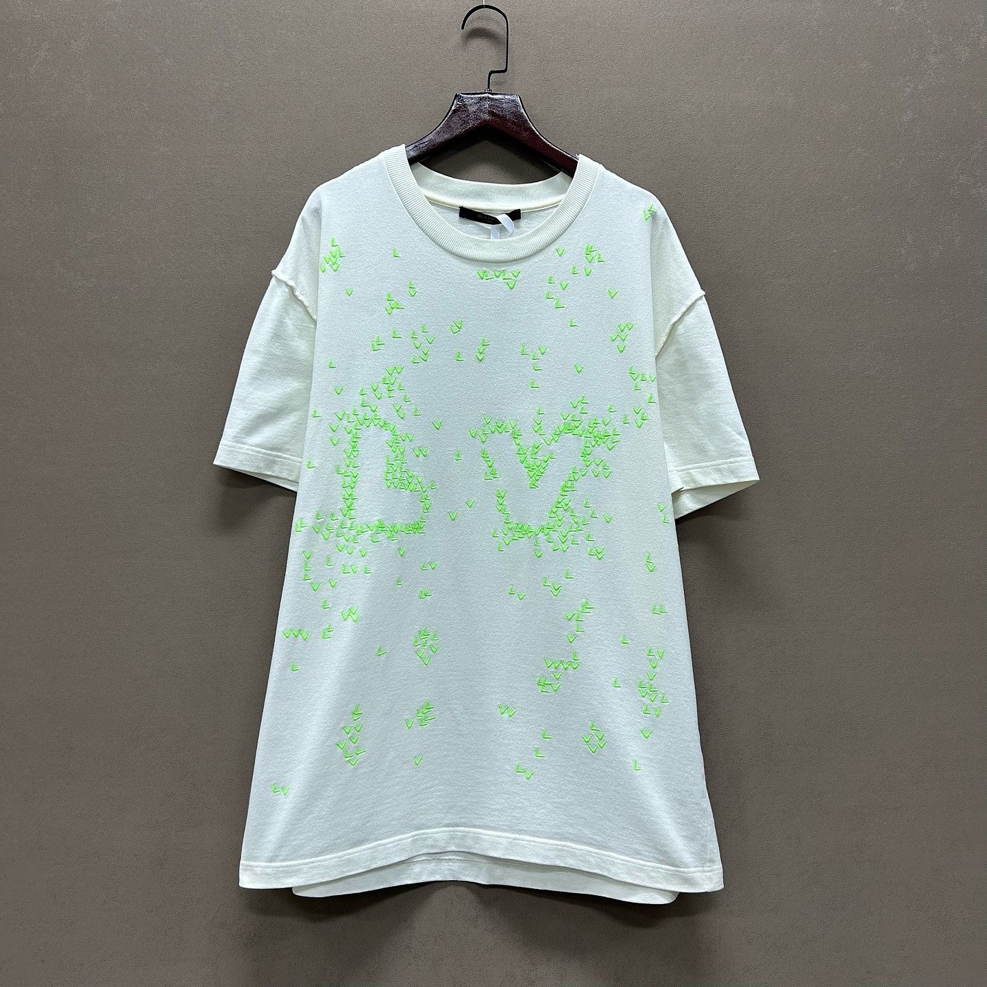 Louis Vuitton Louis Vuitton Logo Embroidered T-Shirt White Size L Size US L / EU 52-54 / 3 - 1 Thumbnail