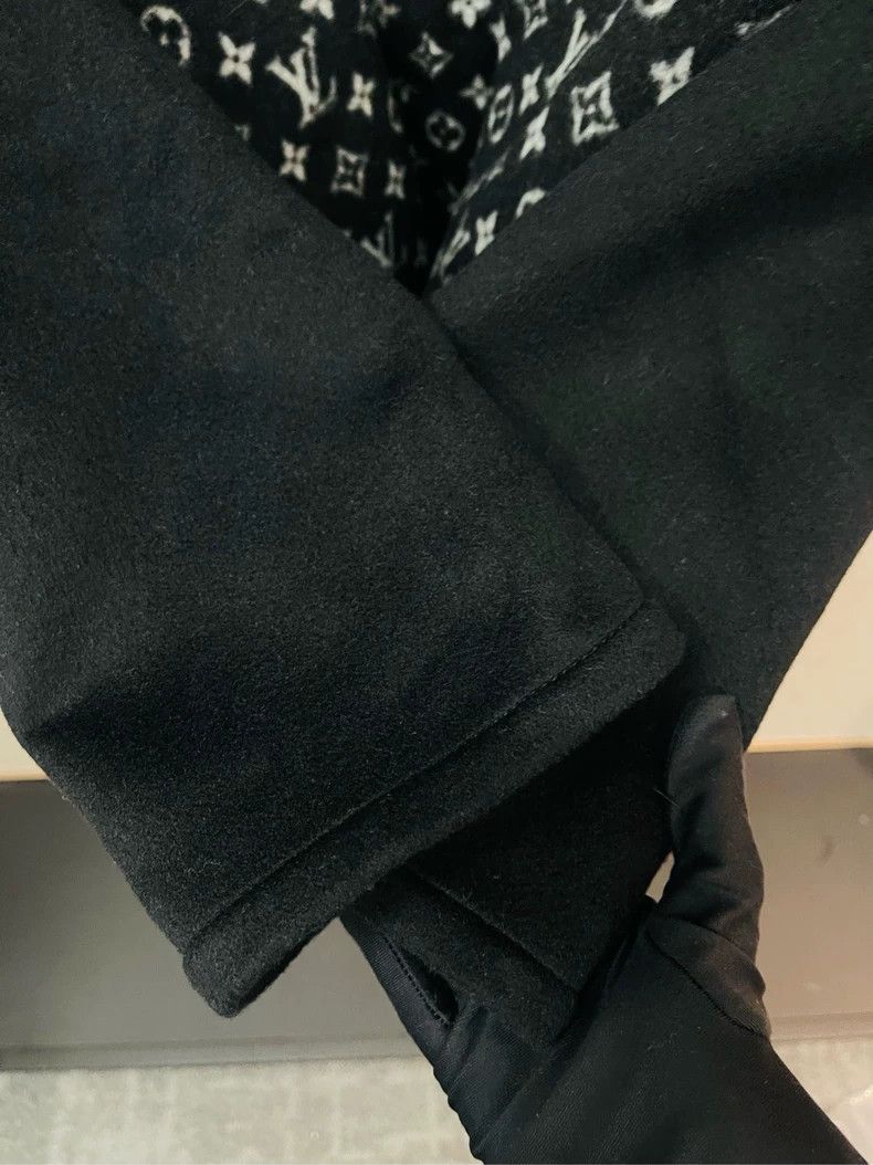 Louis Vuitton Louis Vuitton Black mid-length coat with full logo and wais Size XS / US 0-2 / IT 36-38 - 3 Thumbnail