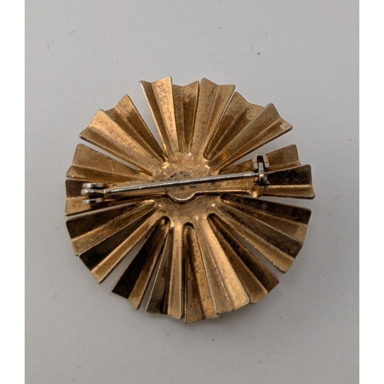 Other Vintage Retro Sunburst Gold-Tone Brooch With Green Glass Cen Size ONE SIZE - 6 Thumbnail