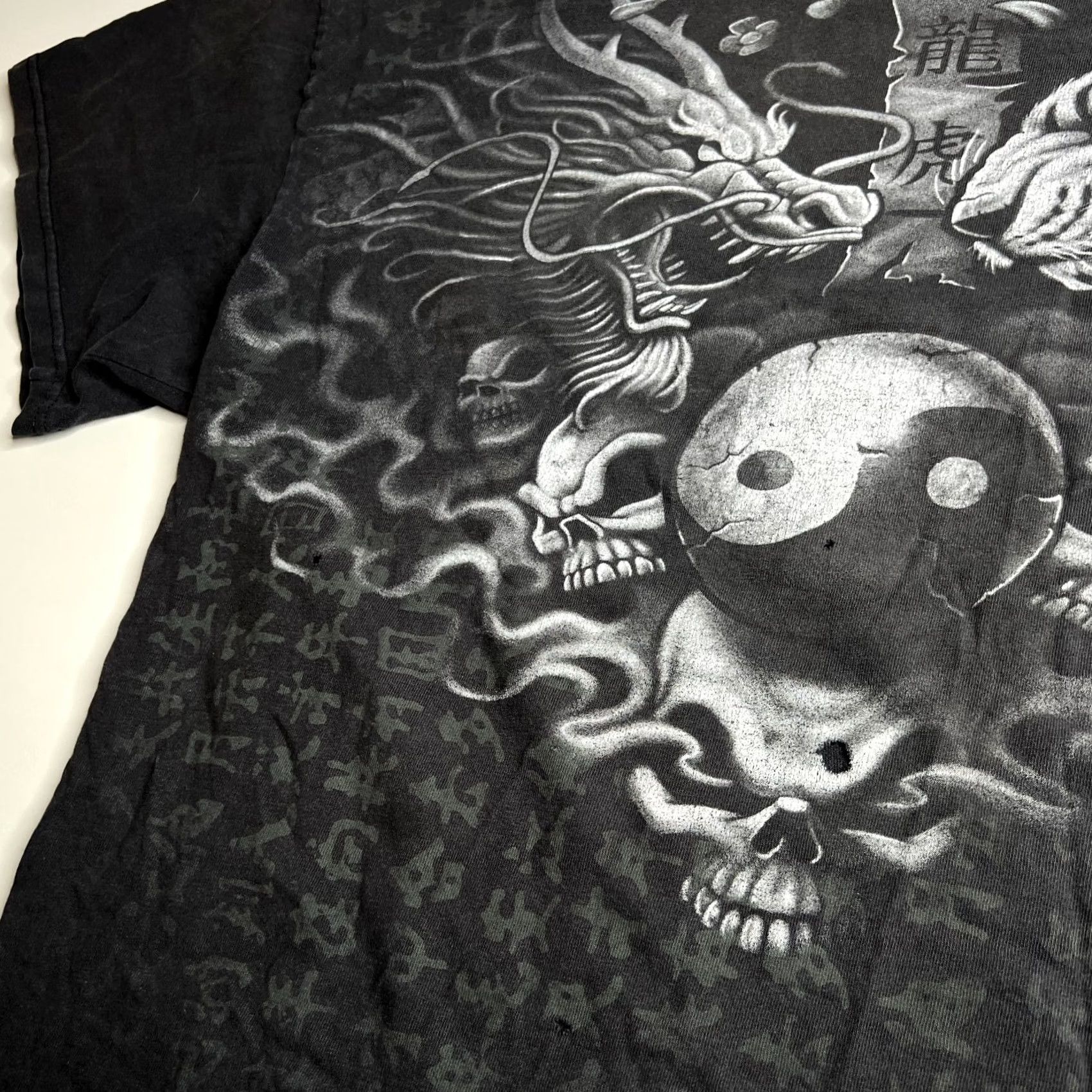 Delta VINTAGE Dragon Tiger Yin Yang T-Shirt Gray Men 2XL Dragon Tiger Yin Yang Skull Graphic Cotton USA 2000s Mens T-Shirt Size US XXL / EU 58 / 5 - 6 Thumbnail