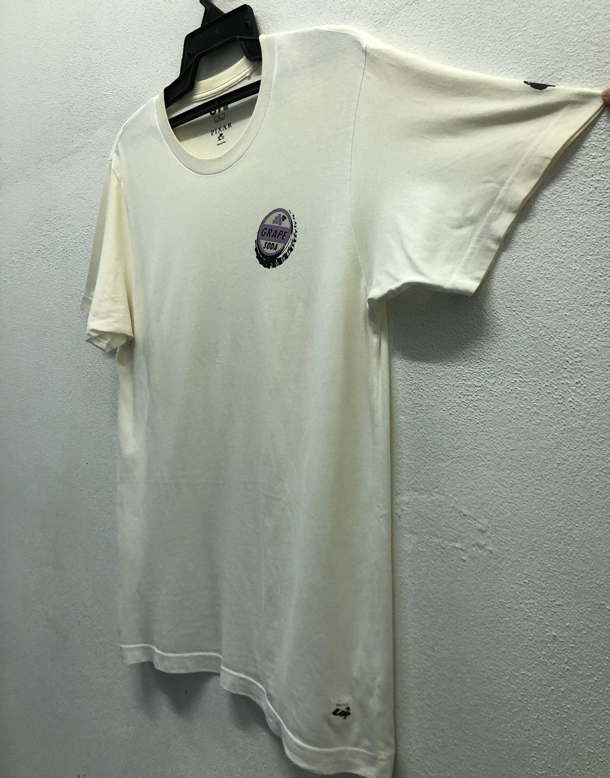 Uniqlo Uniqlo Disney Pixar Movie UP Grape Soda T-Shirt Size US L / EU 52-54 / 3 - 5 Thumbnail