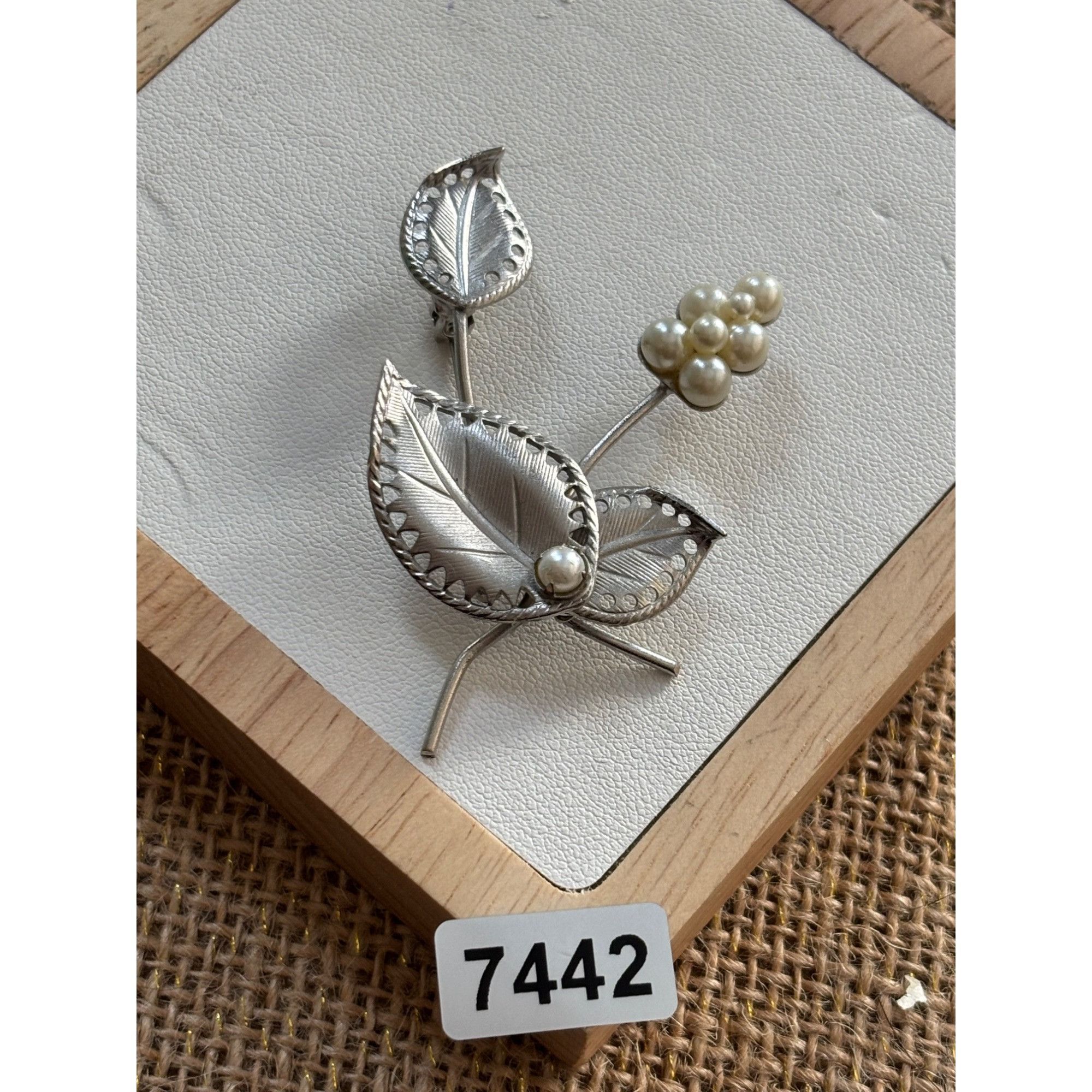 Other Vintage Silver Leaf & Pearl Brooch Pin Size ONE SIZE - 2 Thumbnail