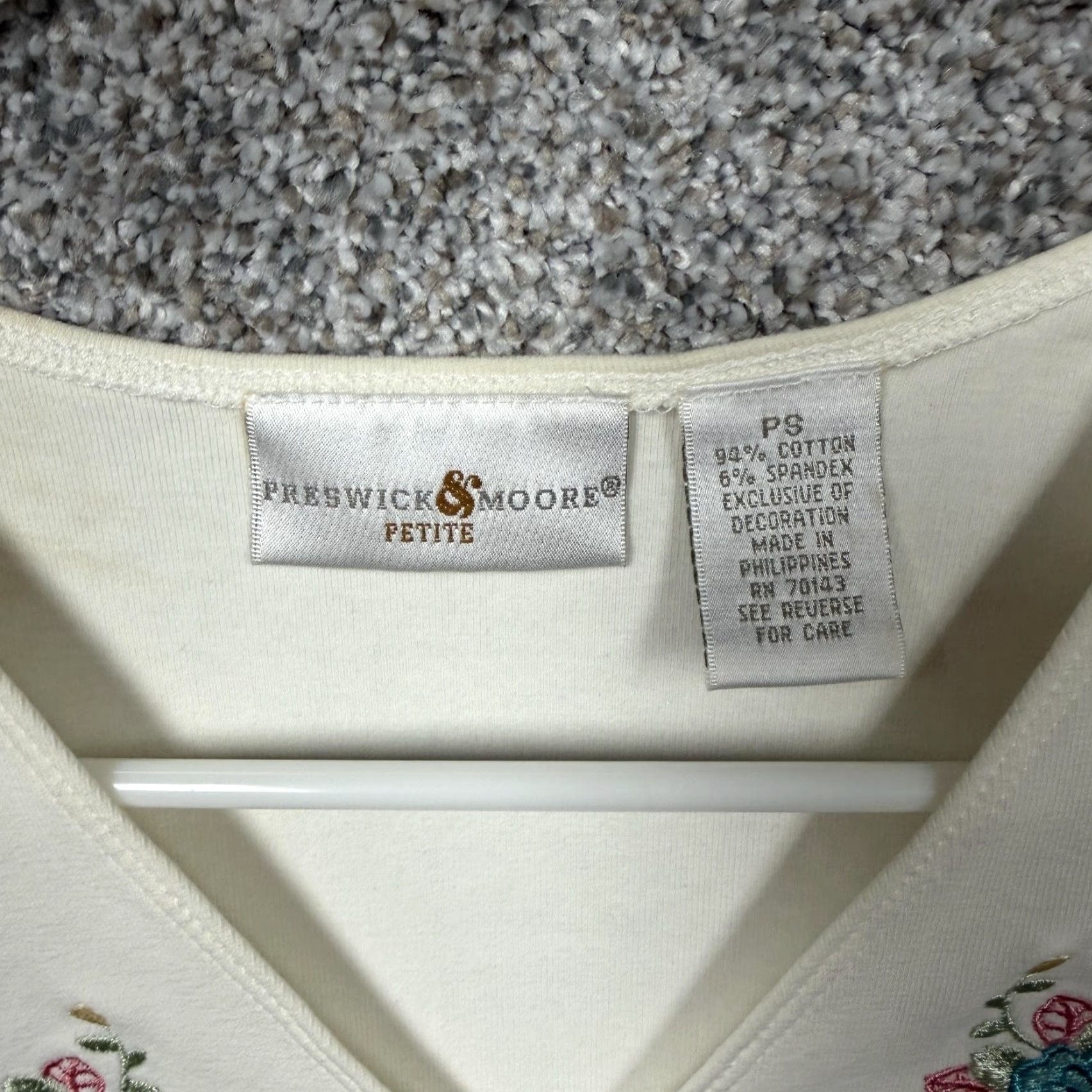 Vintage VTG Preswick & Moore Top Womens PS Petite White Floral Embroidered Boho Chic T-Shirt Short Sleeve V-Neck Size S / US 4 / IT 40 - 4 Thumbnail
