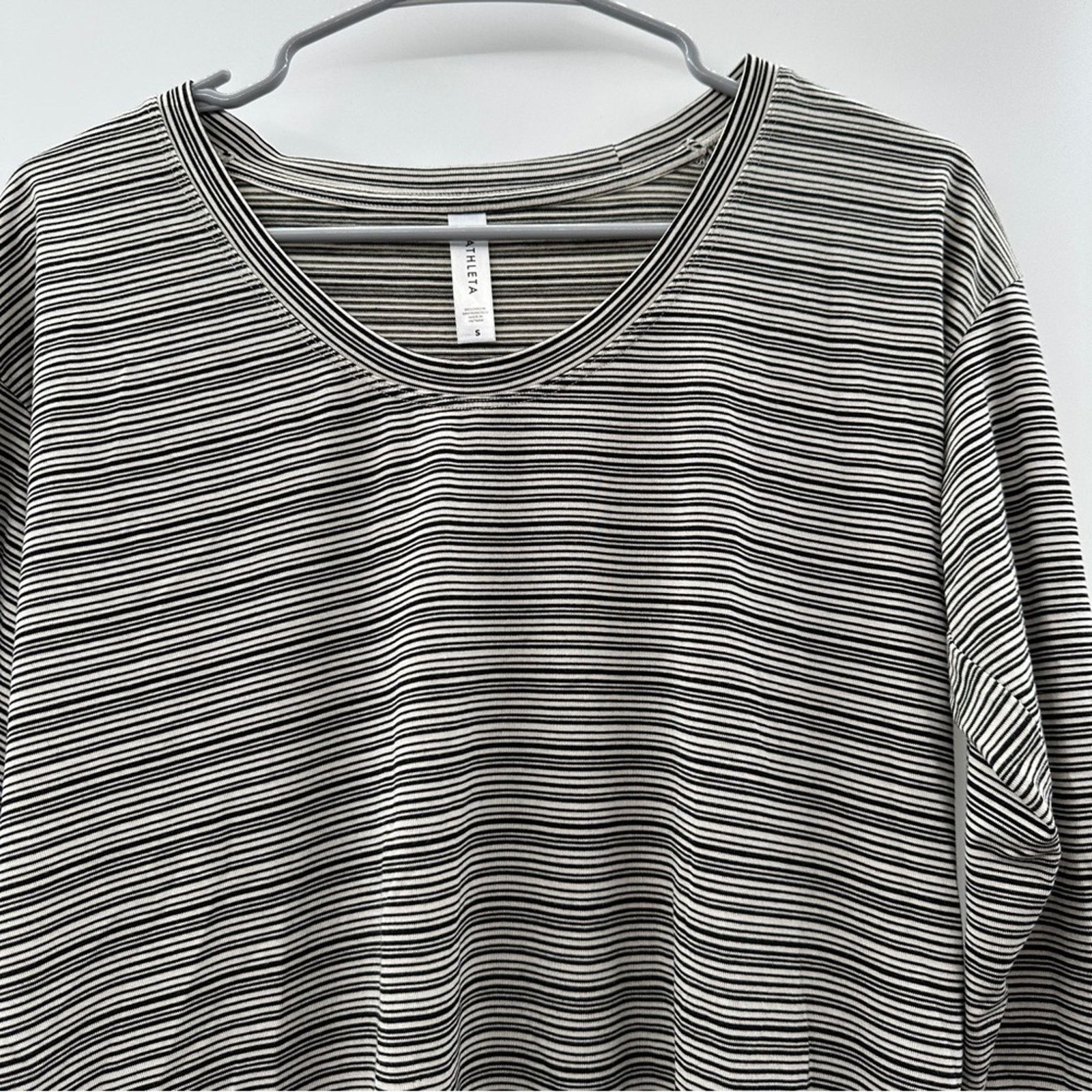 Athleta Athleta Cloudlight Gray & White Striped Long Sleeve Top Sz S Size S / US 4 / IT 40 - 4 Thumbnail