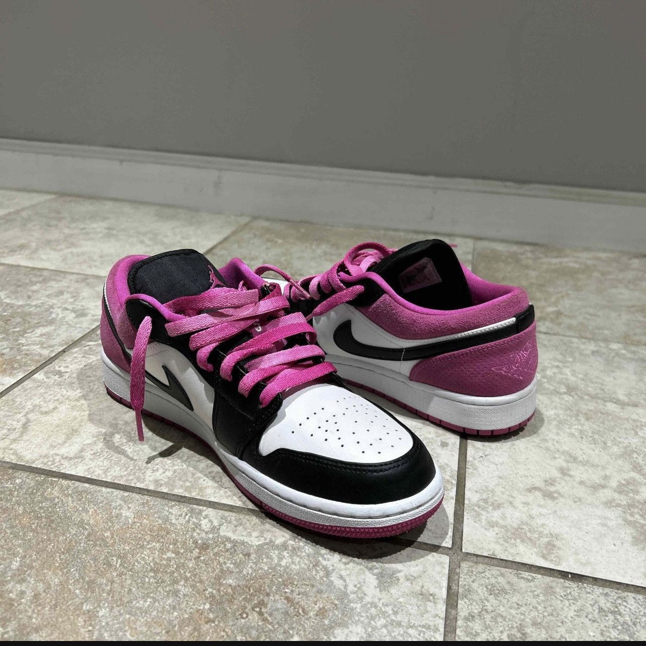 Nike AIR JORDAN 1 LOW SE “Fuchsia” Size US 9.5 / EU 42-43 - 2 Thumbnail