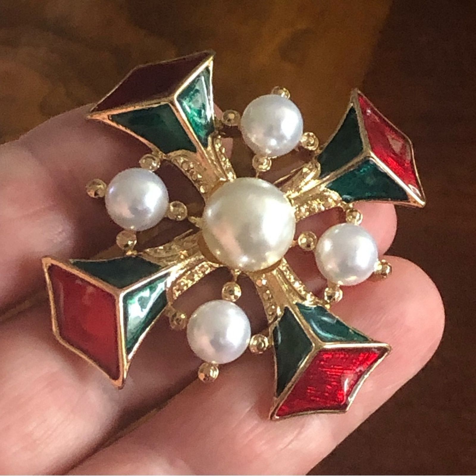 Vintage Vintage Trifari enamel and pearl Maltese cross brooch pin Size ONE SIZE - 4 Thumbnail
