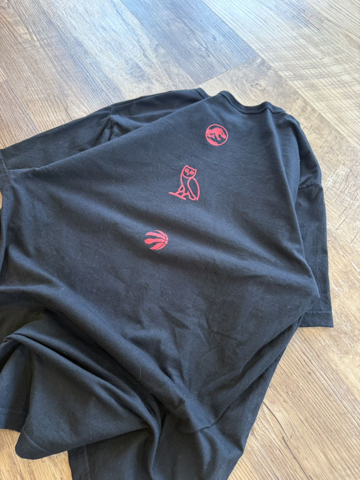 October's Very Own OVO x Jurassic Park x Toronto Raptors Owl Graphic Tee Size M Size US M / EU 48-50 / 2 - 7 Thumbnail