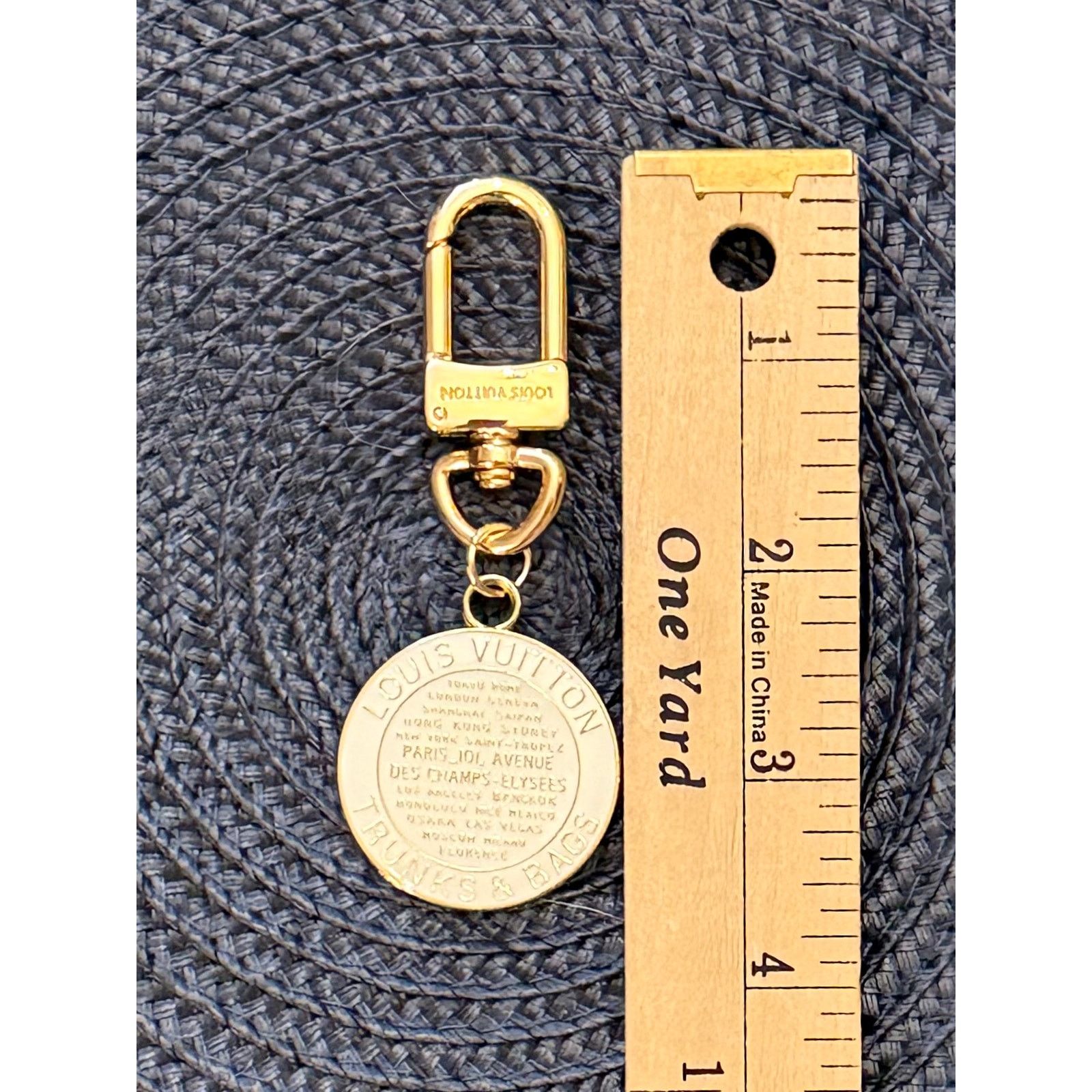Other Gorgeous White & Gold Handmade Designer Bag Charm Keychain Size ONE SIZE - 6 Thumbnail