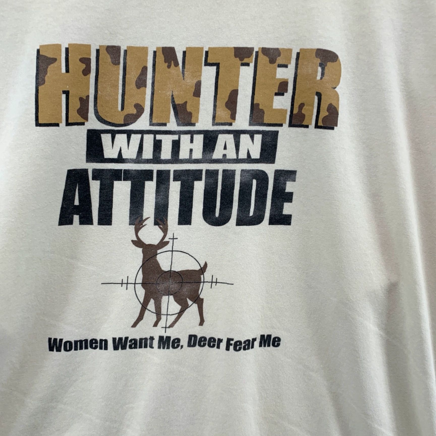 Gildan VINTAGE HUNTER WITH AN ATTITUDE Shirt Mens XL White Deer Cross Hair Graphic Size US XL / EU 56 / 4 - 7 Thumbnail