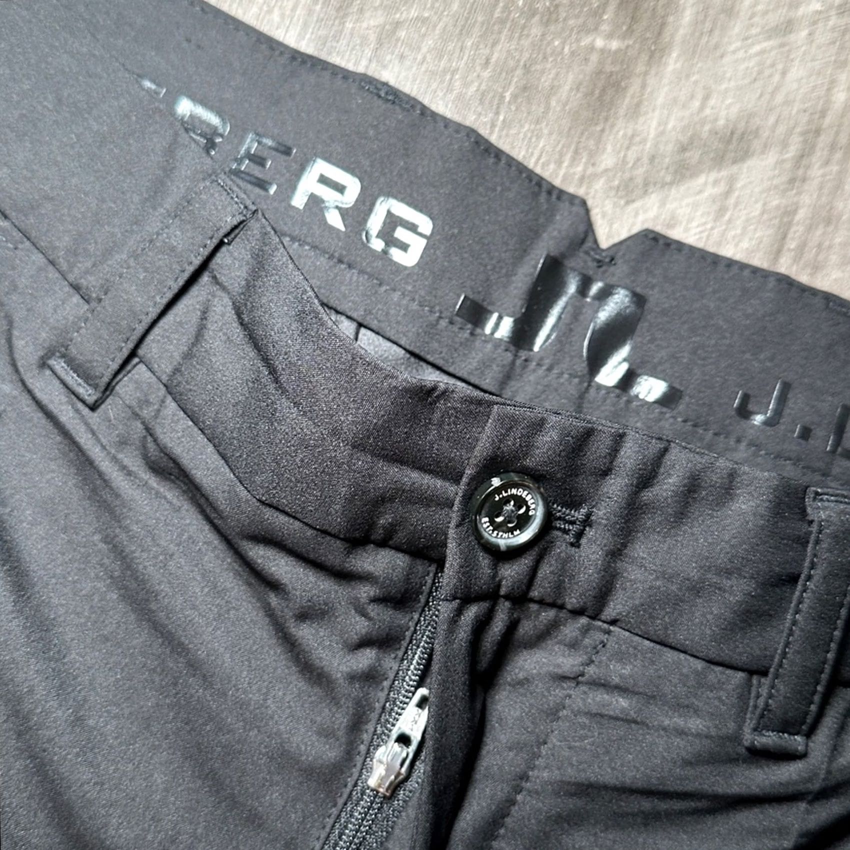 J.Lindeberg VINTAGE J.Lindeberg Regular Fit Lightweight Performance Golf Pants Chino Men 32 Regular Black 32x32 Size US 32 / EU 48 - 7 Thumbnail