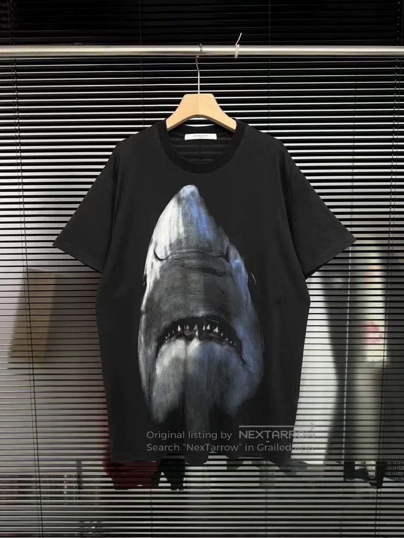Givenchy Givenchy Shark Short Sleeve Size US XS / EU 42 / 0 - 1 Thumbnail