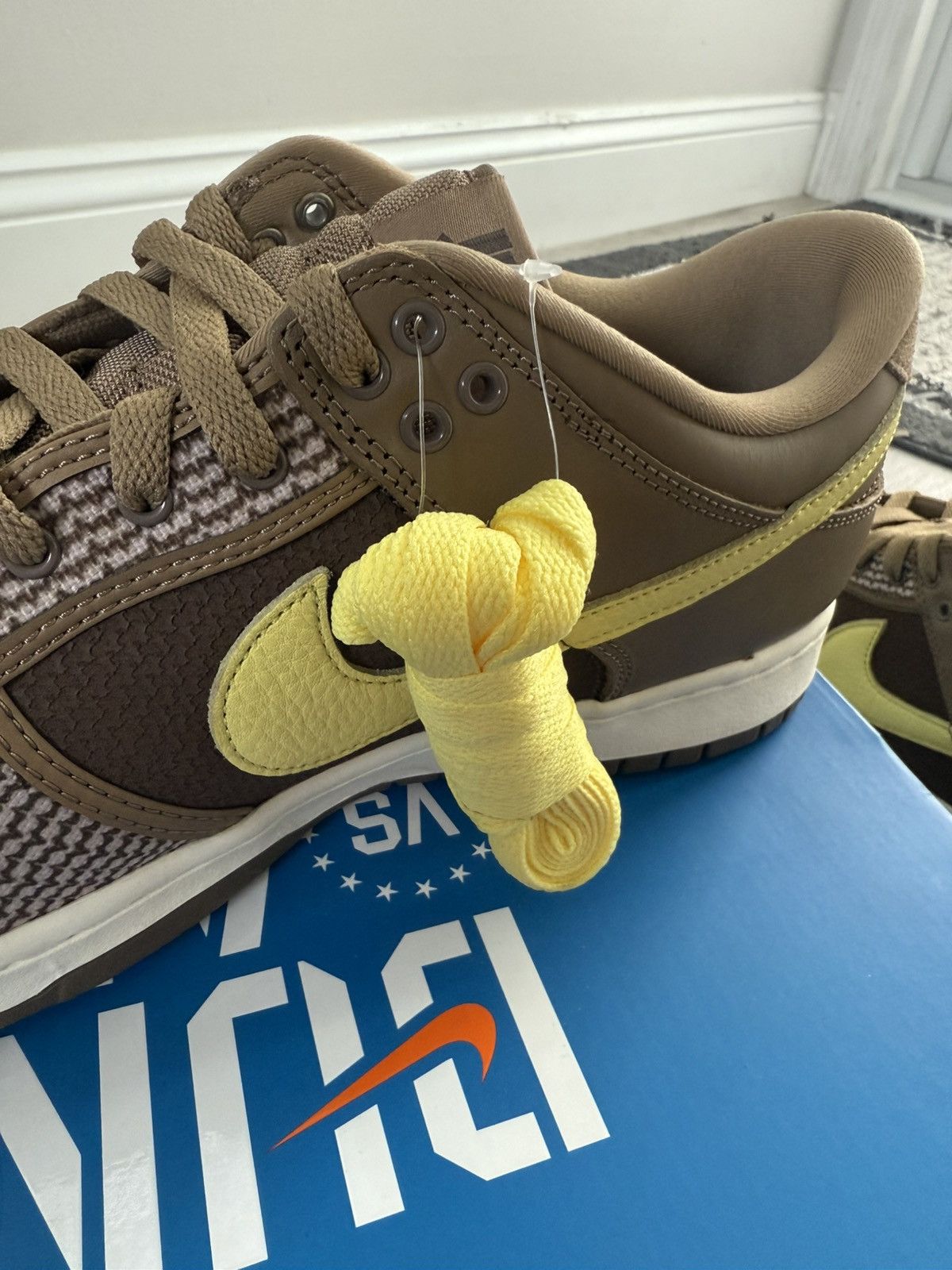 Nike × Undefeated Undefeated Nike Dunk Low Canteen Lemon Frost Palomino Sz 12 Size US 12 / EU 45 - 9 Thumbnail