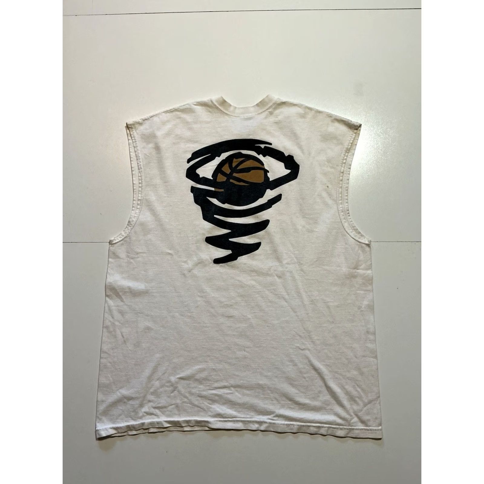 Nike VINTAGE Nike Basketball Tornado Twist Swoosh Graphic Tank Top T-Shirt XXL White 90s Mens Shirts Size US XXL / EU 58 / 5 - 3 Thumbnail