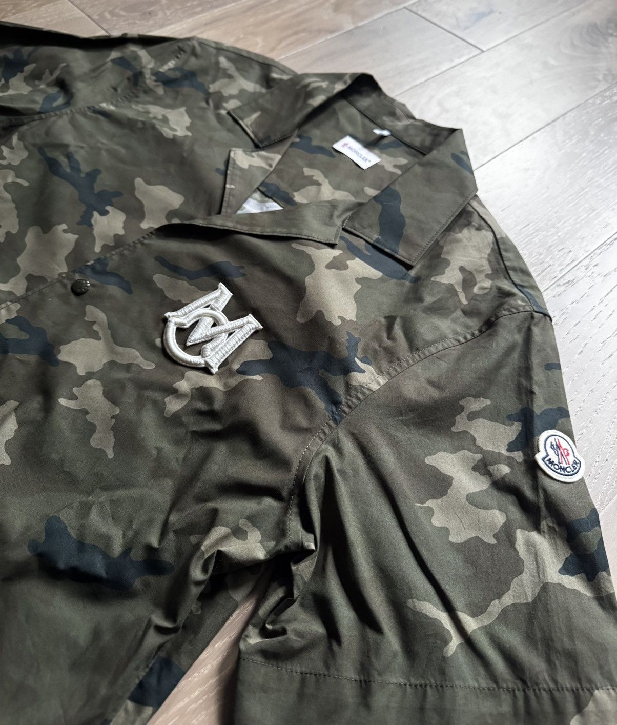 Moncler Moncler Printed Cotton Short Sleeve Shirt - Camo Size US L / EU 52-54 / 3 - 3 Thumbnail