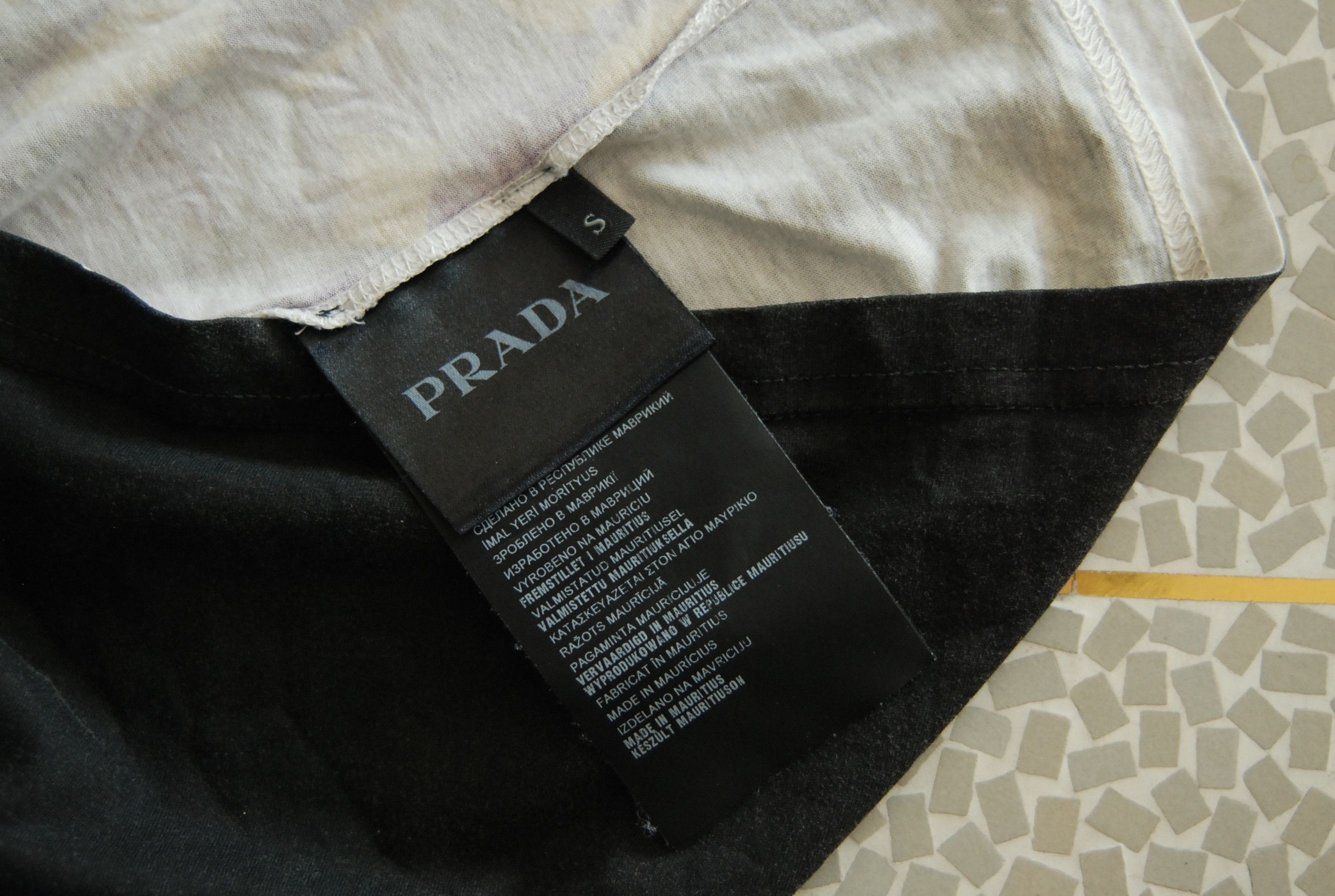 Prada Last drop! Prada t-shirt geometric print AW14 Size US S / EU 44-46 / 1 - 7 Thumbnail