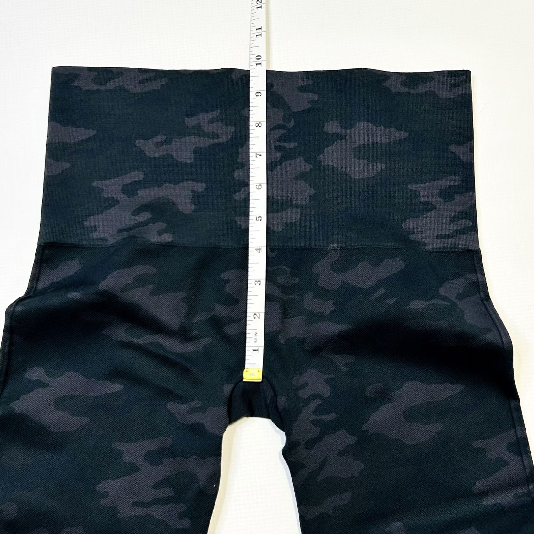 Spanx Spanx Look At Me Now Seamless Camo Leggings Black/Green XL Womens Leggings Camouflage Seamless Nylon Spandex 26in Inseam High Rise Size 40" / US 18 - 7 Thumbnail