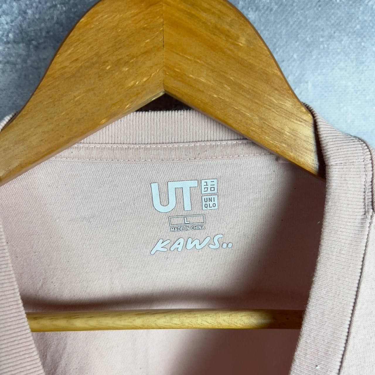 Uniqlo Uniqlo Kaws Tee Men's Size L Beige Pink Cotton Short Sleeve` Size US L / EU 52-54 / 3 - 5 Thumbnail