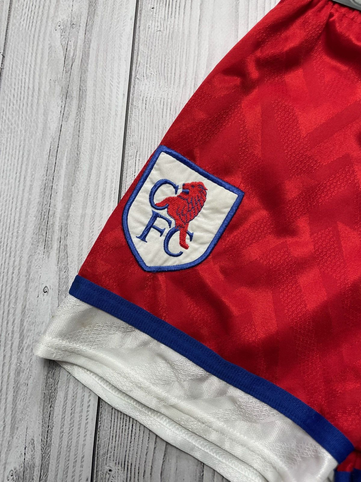 Chelsea Soccer × Vintage Vintage Umbro Chelsea soccer shots size Xs red rare away Size US 28 / EU 44 - 2 Thumbnail