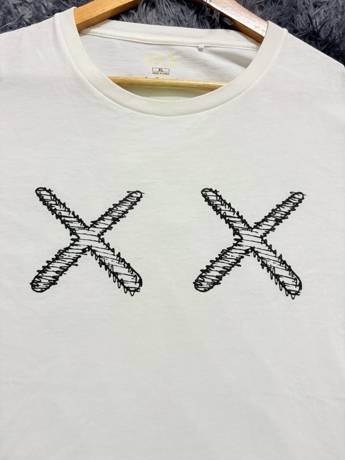 Kaws × Uniqlo 🔥HOT🔥 UNIQLO X KAWS BIG SKELETON BACK-HIT VERY RARE TEE Size US XL / EU 56 / 4 - 4 Thumbnail