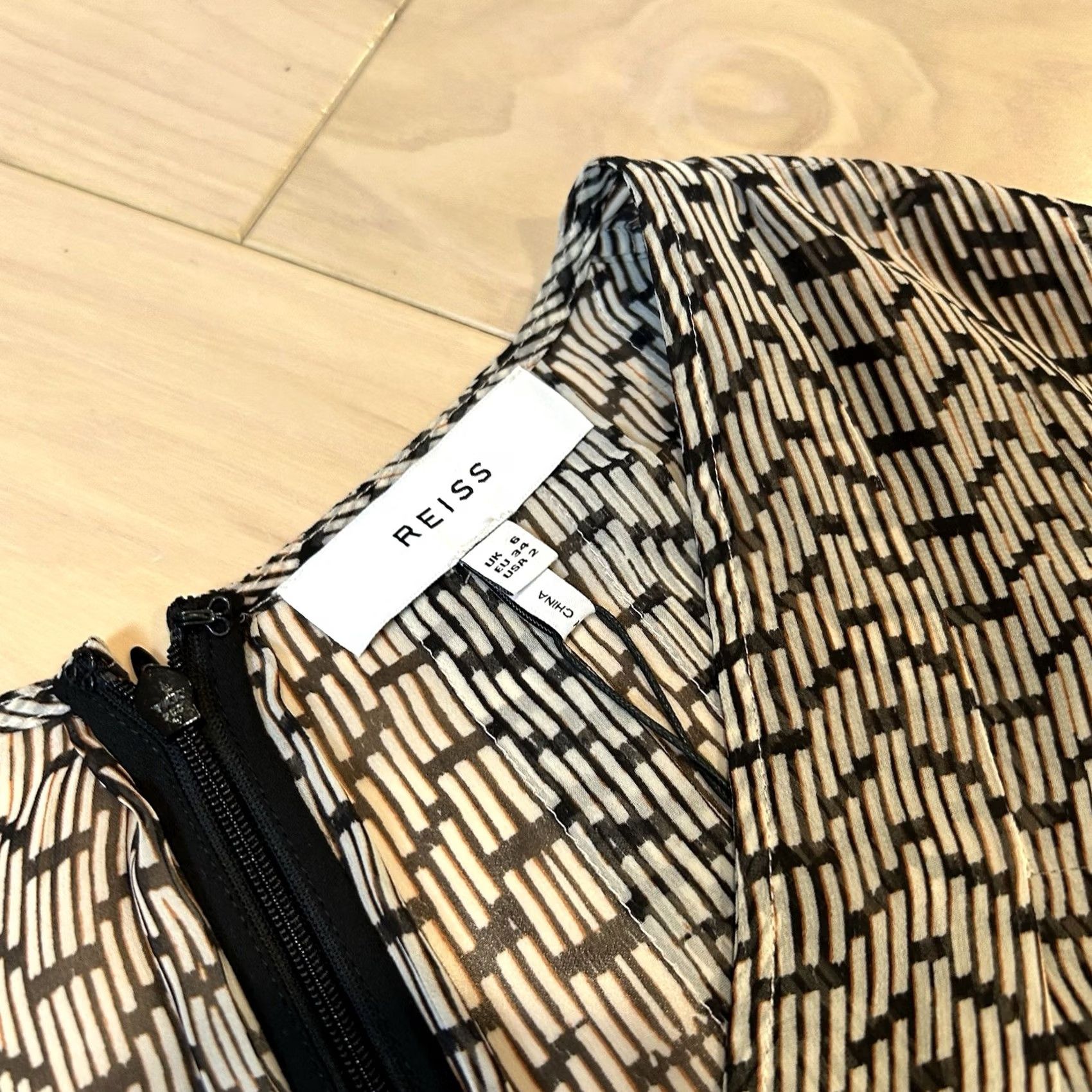 Reiss Reiss Marcy Bead Print Flippy Dress Women’s USA 2 Black Multicolor Short Sleeve V-Neck Zip Mini Dress Womens USA 2 Reiss Bead Print Flippy Dress Size XS / US 0-2 / IT 36-38 - 4 Thumbnail