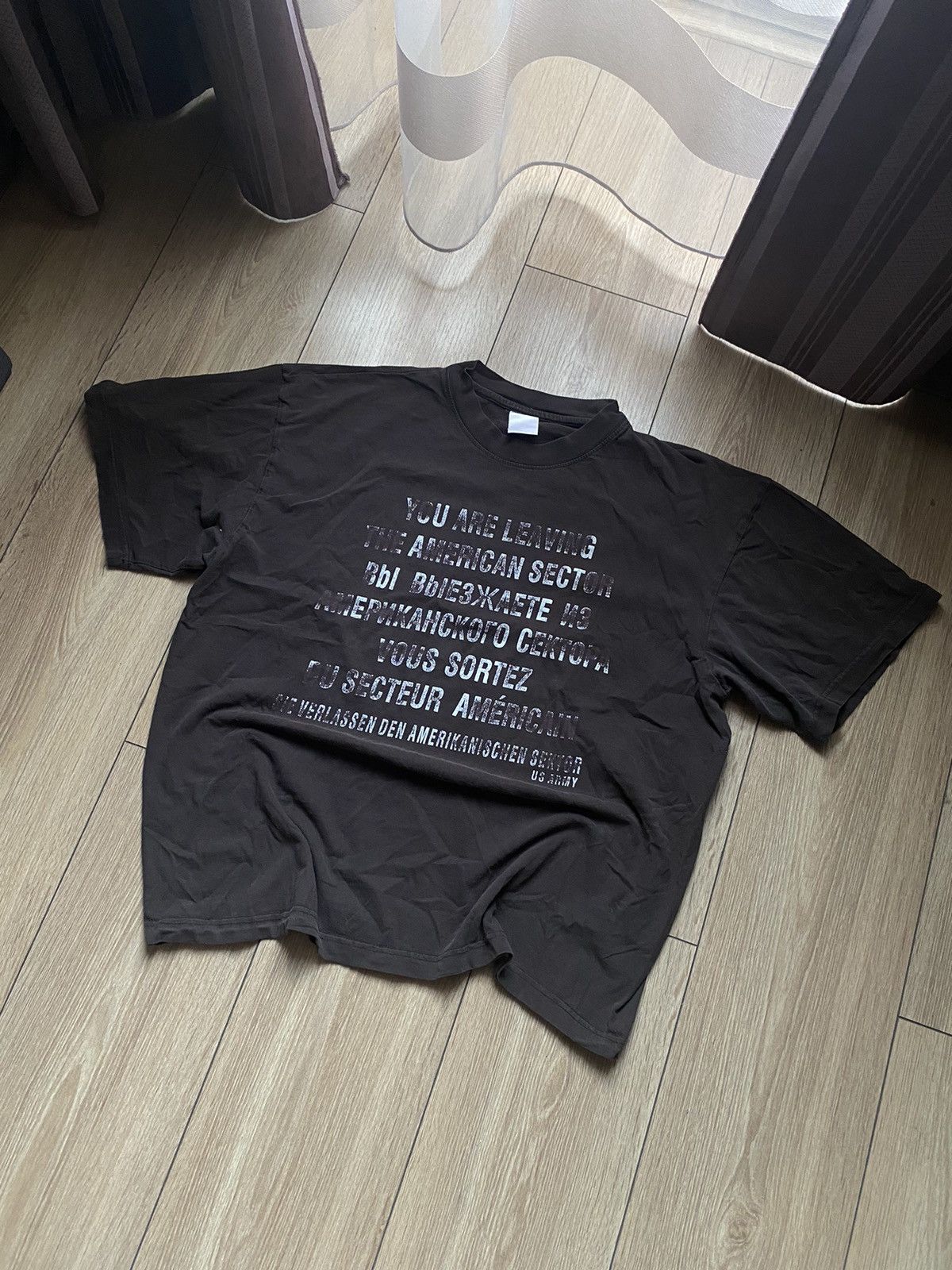 Vintage US ARMY BERLIN WALL BOX FIT T SHIRT 4 LANGUAGES Size US M / EU 48-50 / 2 - 1 Thumbnail